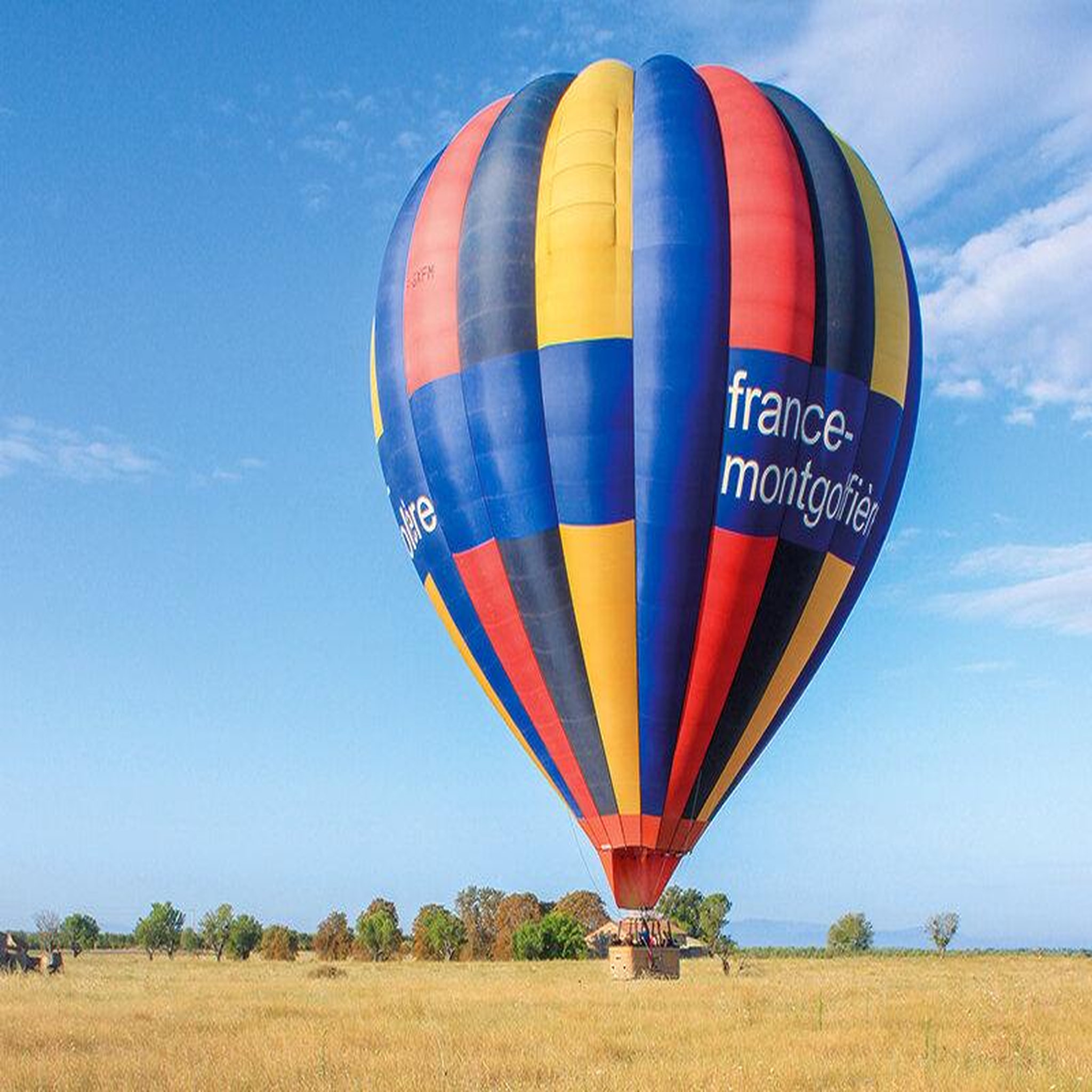 Voir la diapositive 2 : Smartbox Vol en montgolfière au-dessus de vézelay en semaine - coffret cadeau sport & aventure