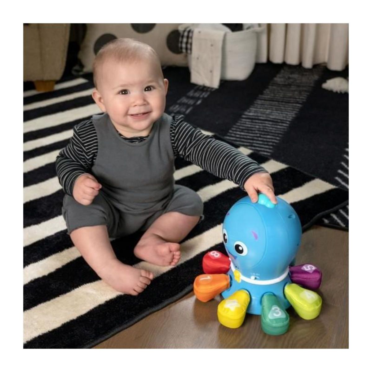 BABY EINSTEIN BABY EINSTEIN jouet de poursuite et activités Ocean Explorers, 4 modes de jeu pour bébé, musique, couleurs, formes, lumieres,