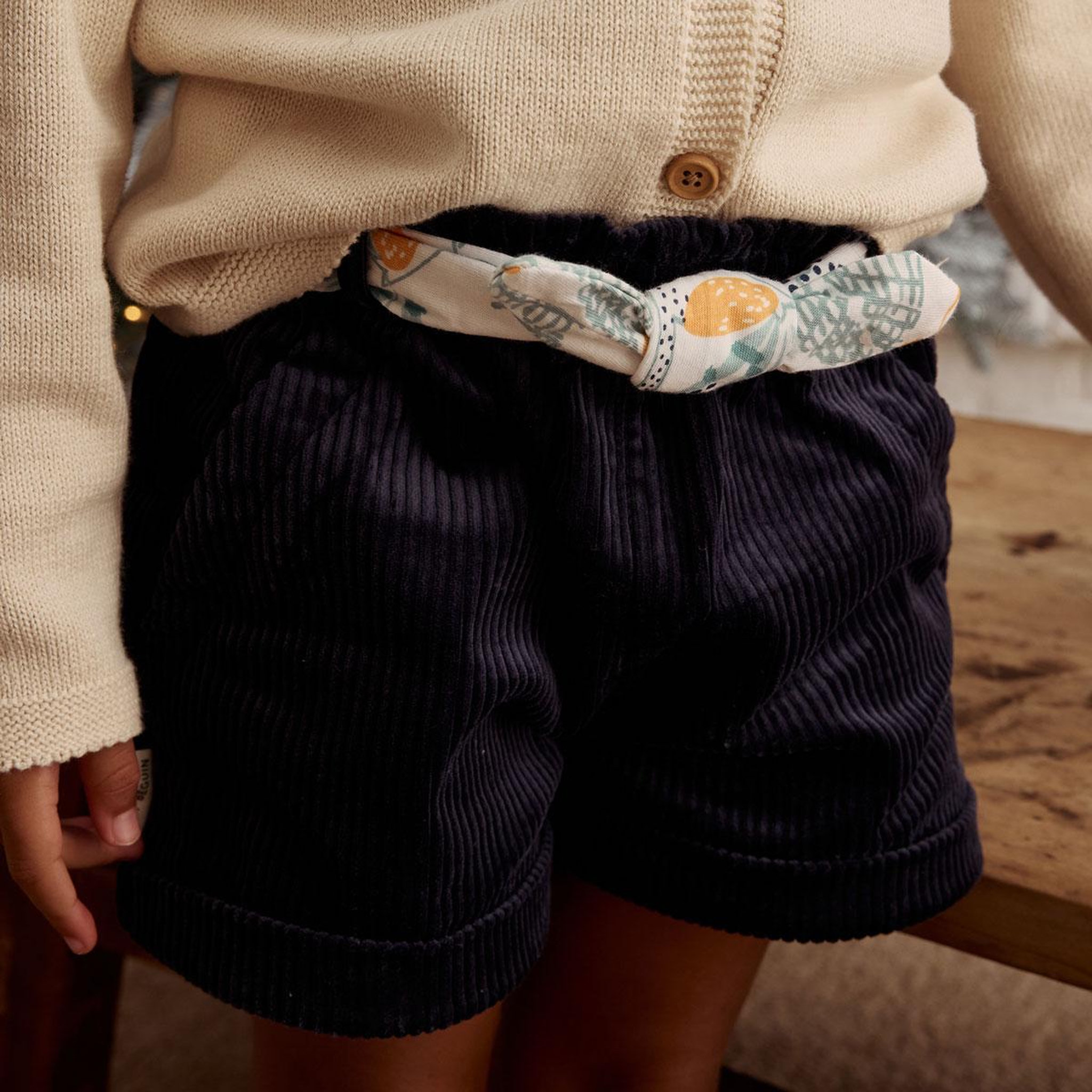 Voir la diapositive 4 : Petit Béguin Short bébé en velours côtelé Holamuchacha