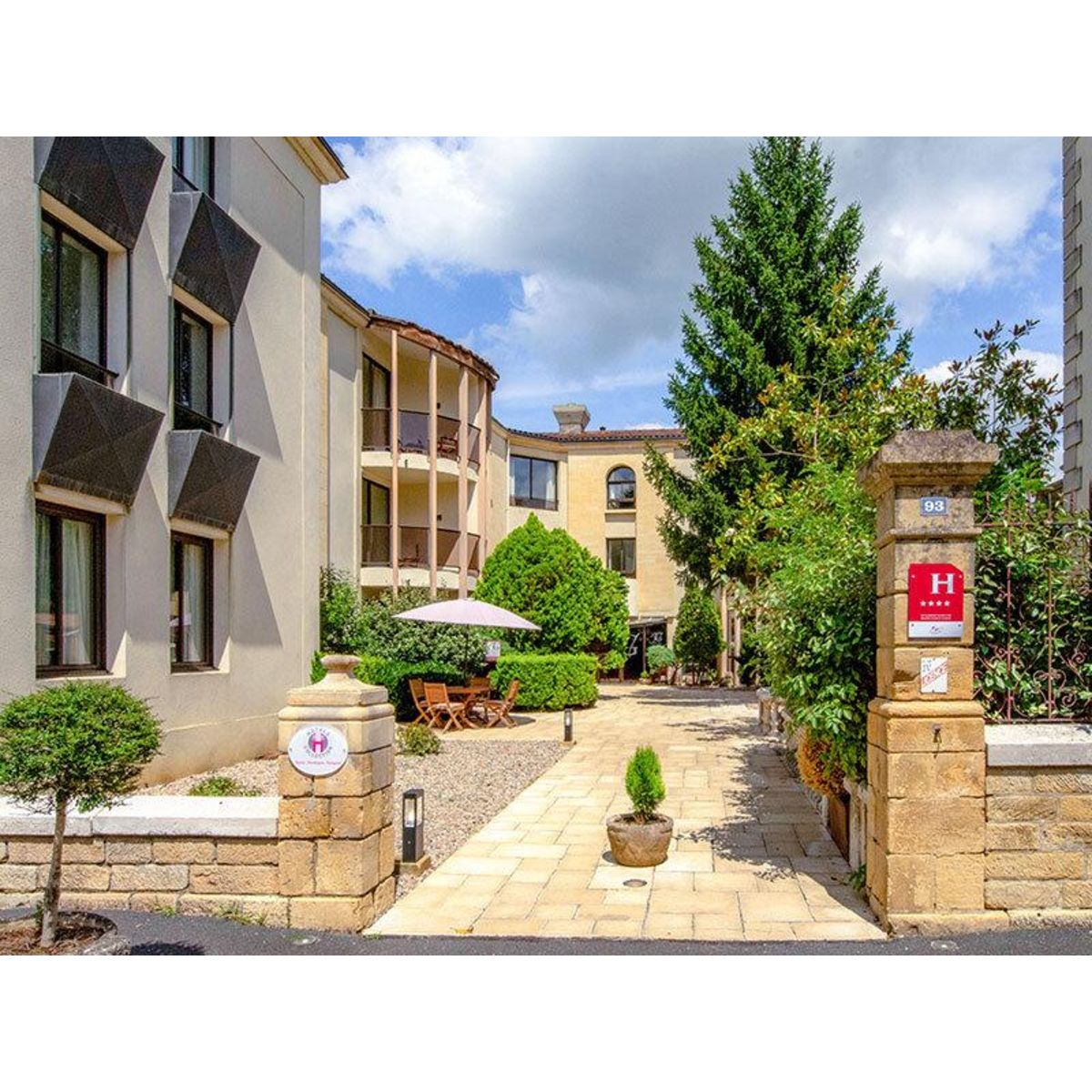 Smartbox 3 jours avec accès à l'espace bien-être et demi-bouteille de champagne en hôtel 4* à Sarlat - Coffret Cadeau Séjour