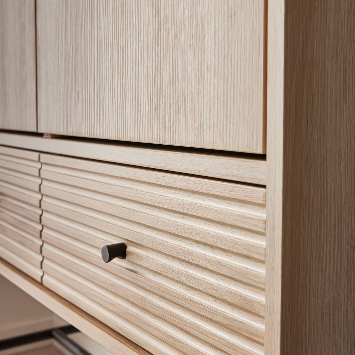 SWEEEK Armoire dressing effet bois rainuré 2 portes. 2 tiroirs. 3 étagères. buffet haut. vaisselier