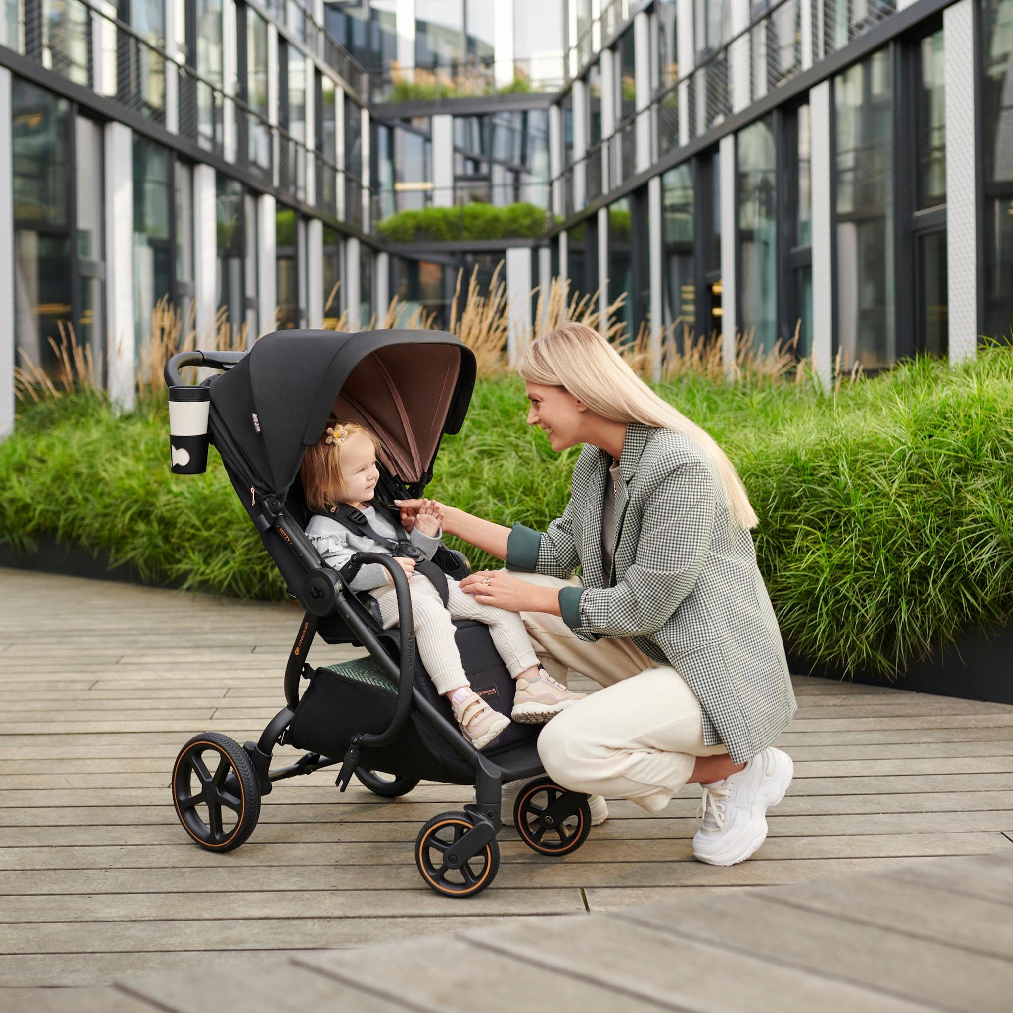 Voir la diapositive 3 : KINDERKRAFT Poussette 3 en 1 avec nacelle YOXI, roues anti-crevaison et accessoires