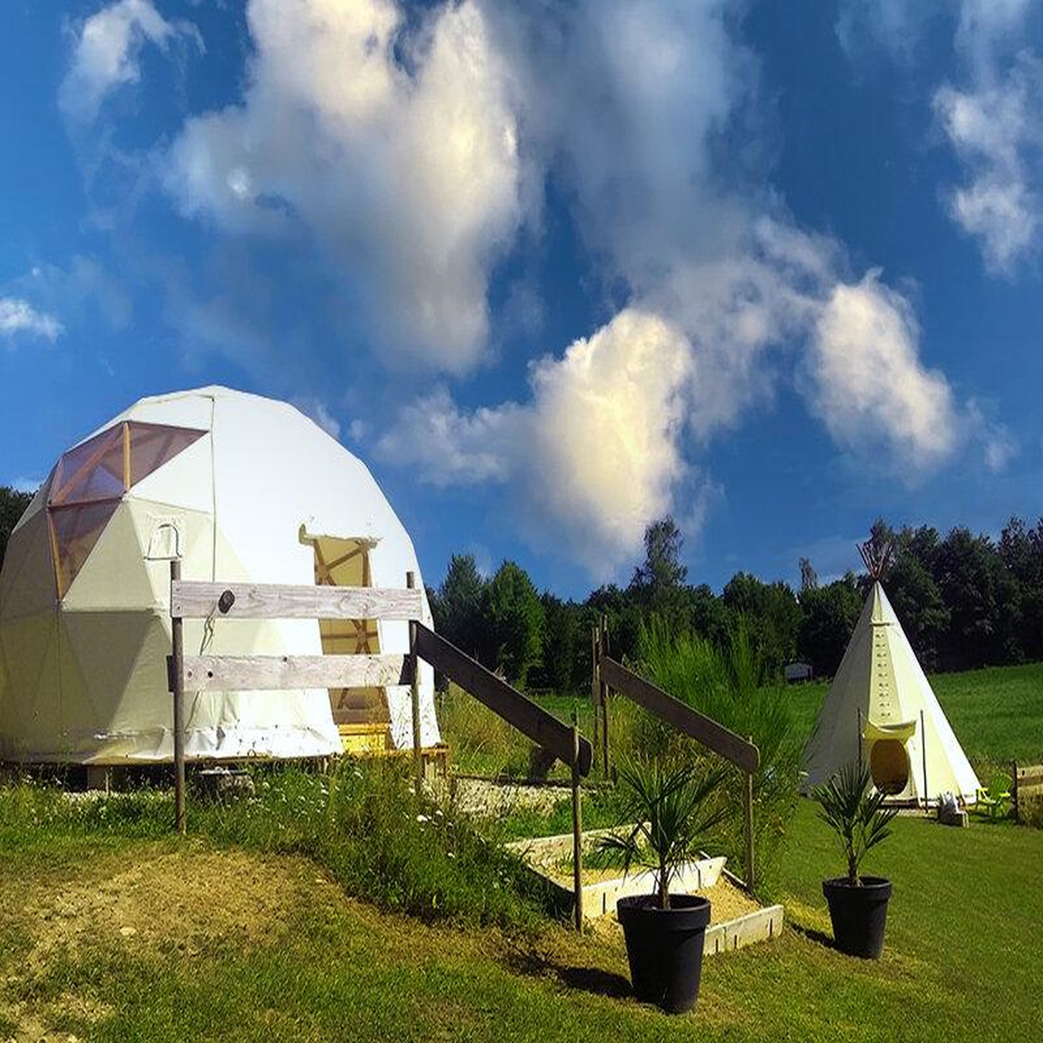 Voir la diapositive 3 : Smartbox 2 jours insolites en tipi en famille près d'aurillac - coffret cadeau séjour