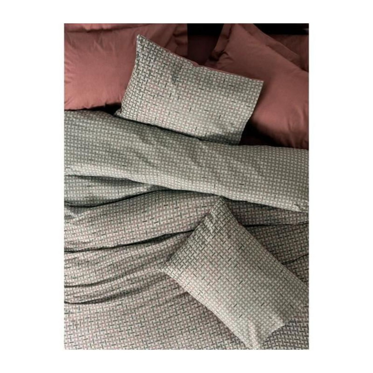 GENERIQUE Parure de lit - 129CTN64647 - 1 housse de couette 220 x 240 cm + 2 taies d'oreiller 60 x 60 cm - 100% coton ranforcé - Rouge