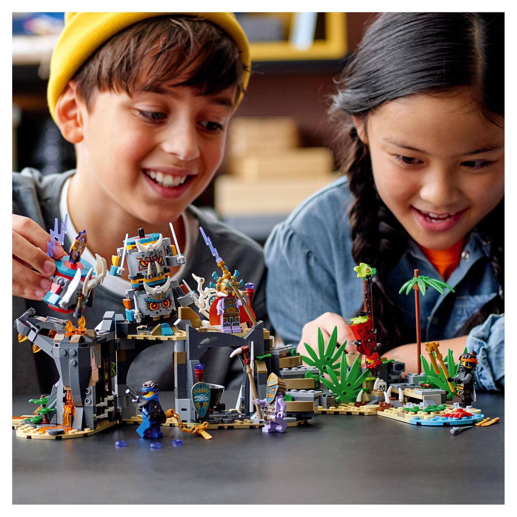 Voir la diapositive 7 : LEGO Ninjago 71747 - Le village des Gardiens