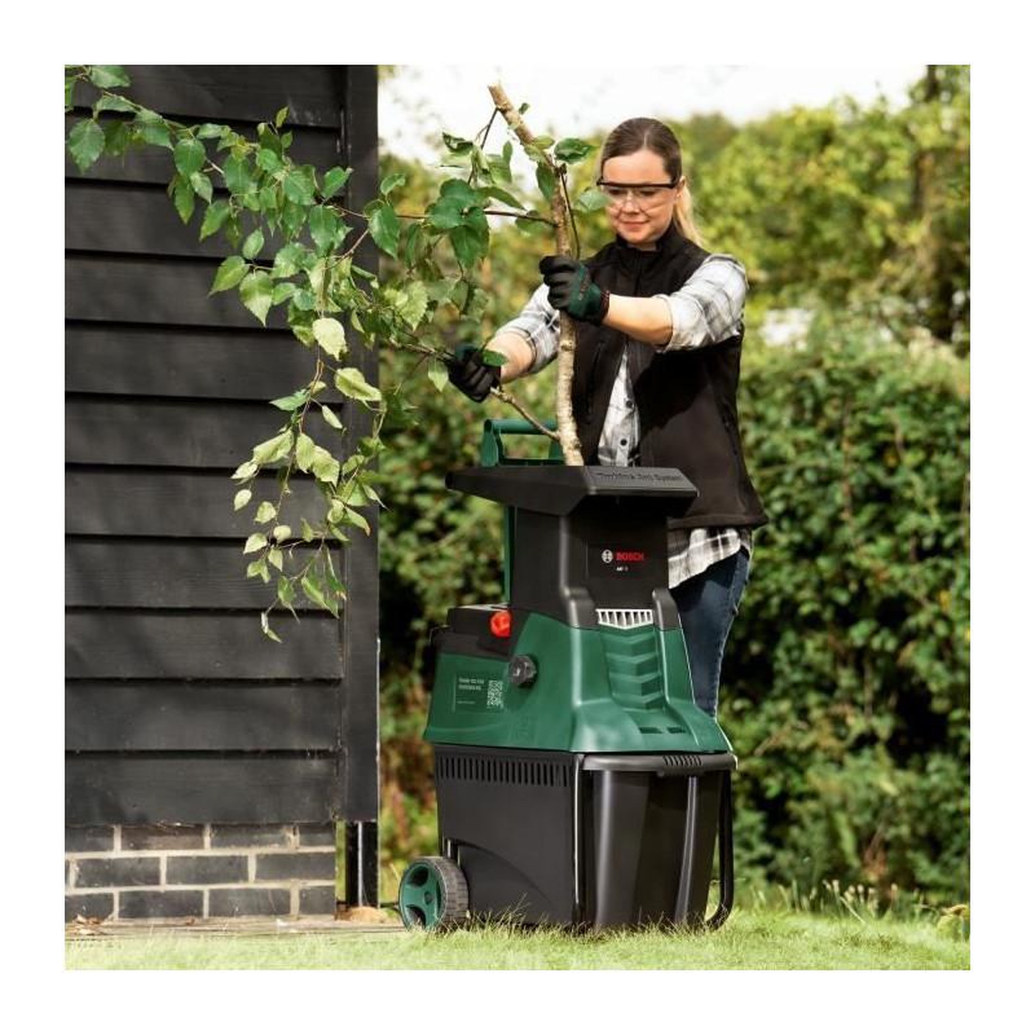 Voir la diapositive 3 : BOSCH Broyeur de végétaux Bosch AXT 25D - branches jusqu'a 40 mm - électrique