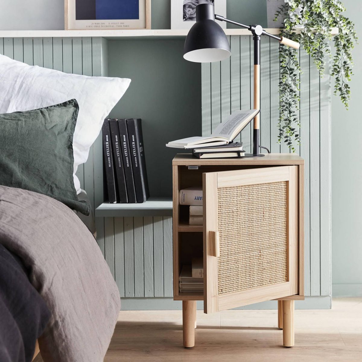 SWEEEK Table de chevet en cannage et décor bois - Camargue - 40x30x58cm - 2 niveaux - 1 porte - pieds droits