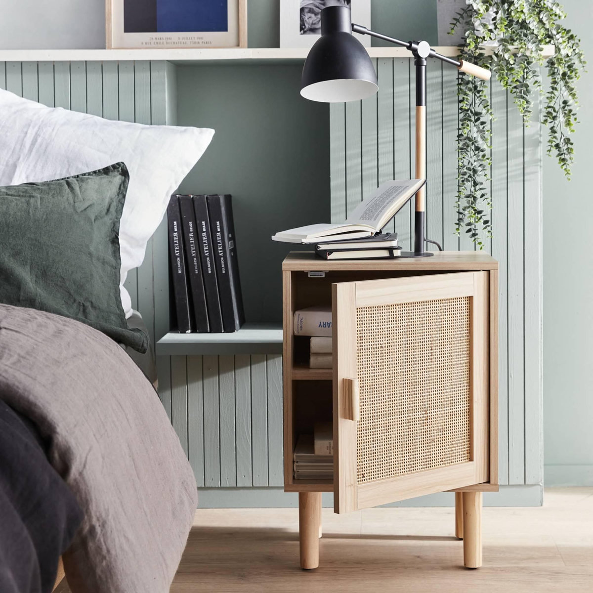 SWEEEK Table de chevet en cannage et décor bois - Camargue - 40x30x58cm - 2 niveaux - 1 porte - pieds droits