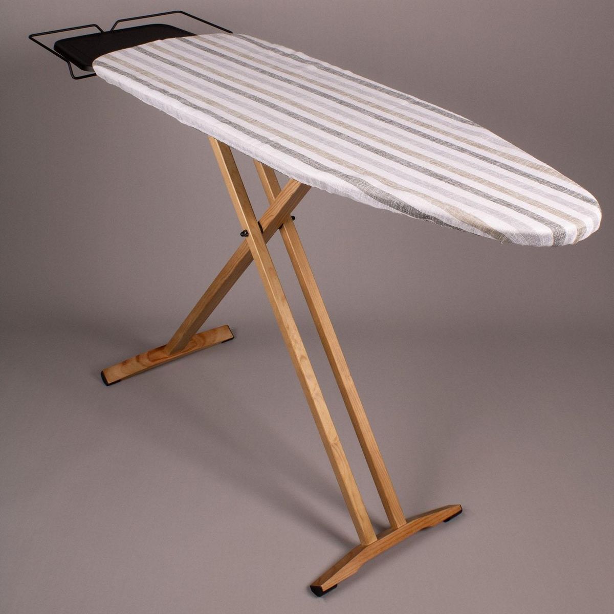 BATIMEX Table à repasser en bois NUBAR 130x47 H92cm housse 100% cotton avec repose fer et repose centrale vapeur