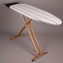 Voir la diapositive 2 : BATIMEX Table à repasser en bois NUBAR 130x47 H92cm housse 100% cotton avec repose fer et repose centrale vapeur