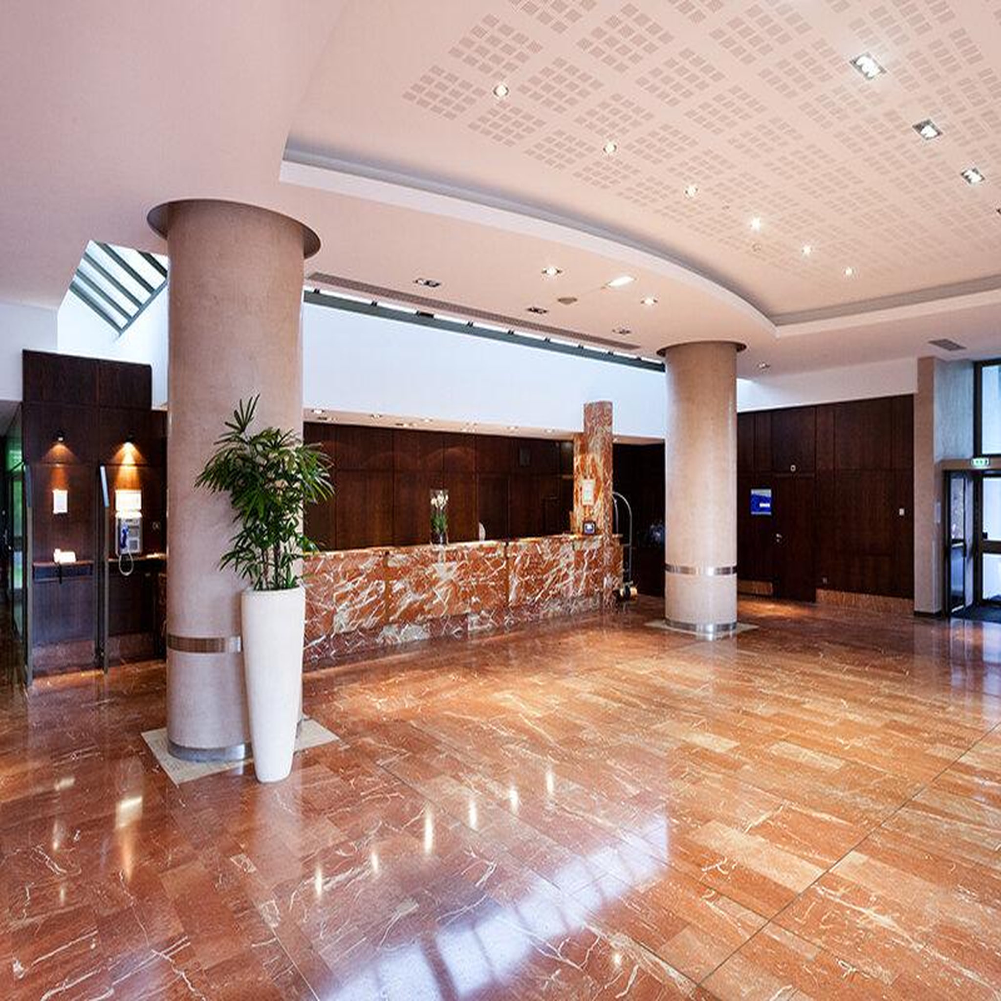 Voir la diapositive 4 : Smartbox Escapade au hilton strasbourg au cœur de l'europe - coffret cadeau séjour