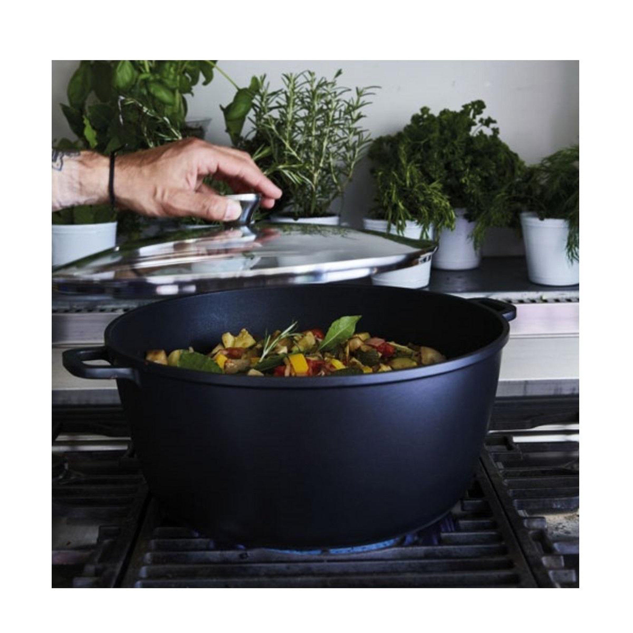 Voir la diapositive 2 : BAUMALU Cocotte en fonte 32cm 10l noir - 384942