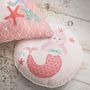 Voir la diapositive 2 : FUTURE HOME Coussin enfant imprimé sirène en coton 30x30cm ARIELLE