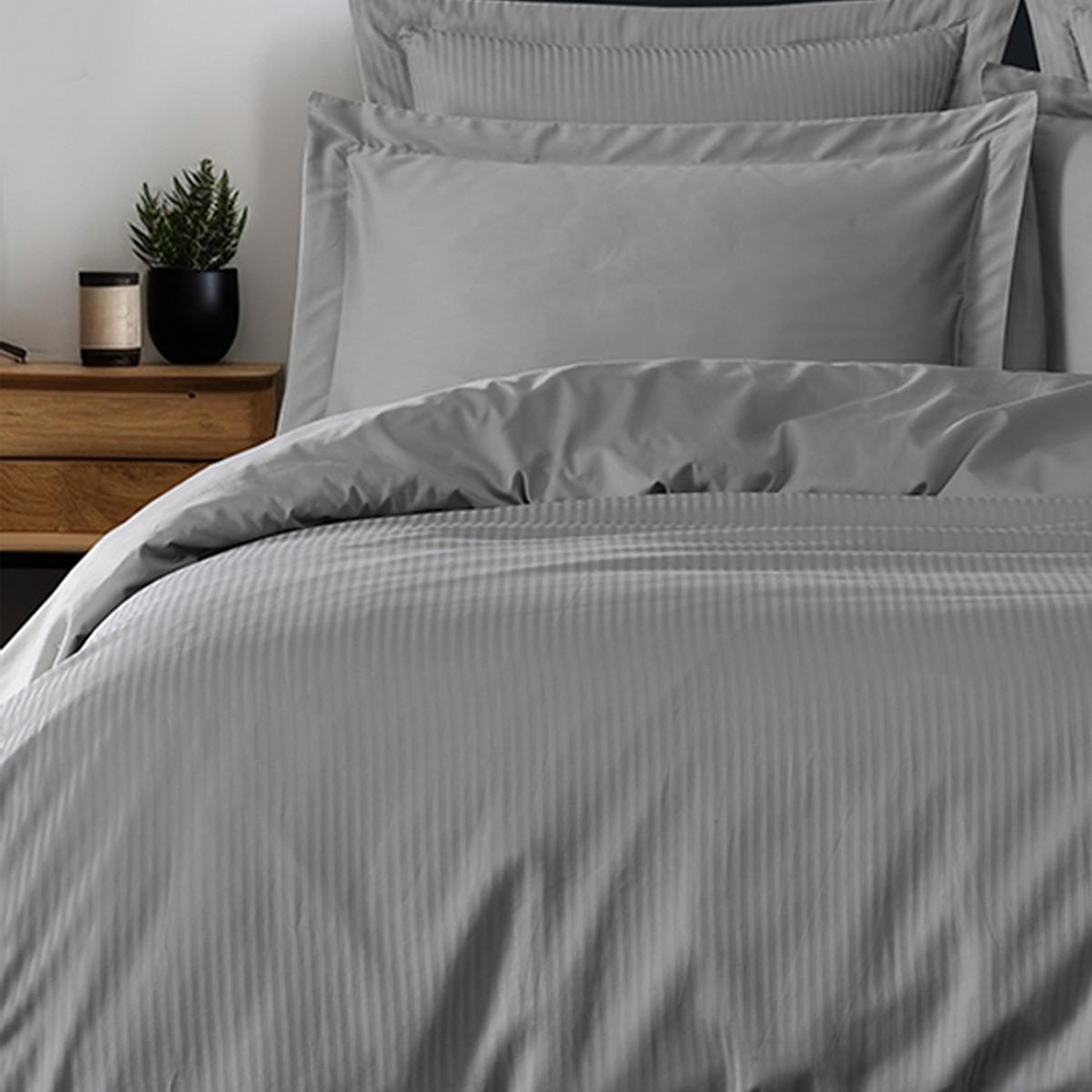 Voir la diapositive 1 : Sensei Maison Housse de couette rayée réversible satin de coton VERSALUXE