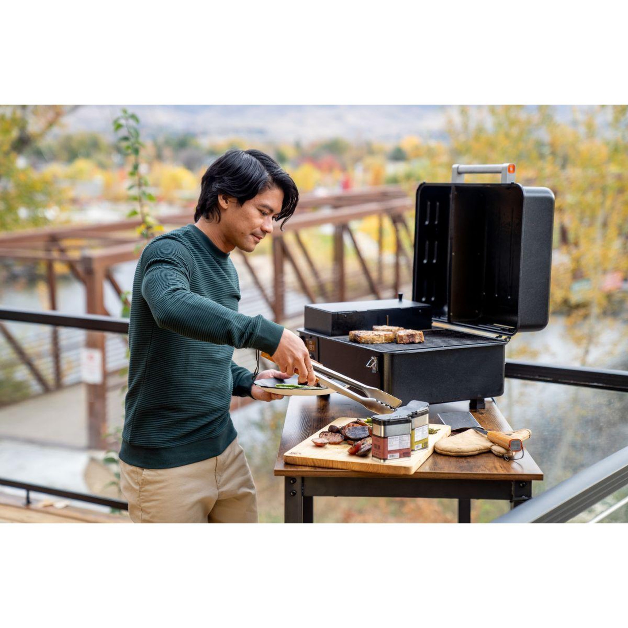 Voir la diapositive 5 : TRAEGER Barbecue pellet Ranger TFT18KLDE noir à poser, 40x29 cm