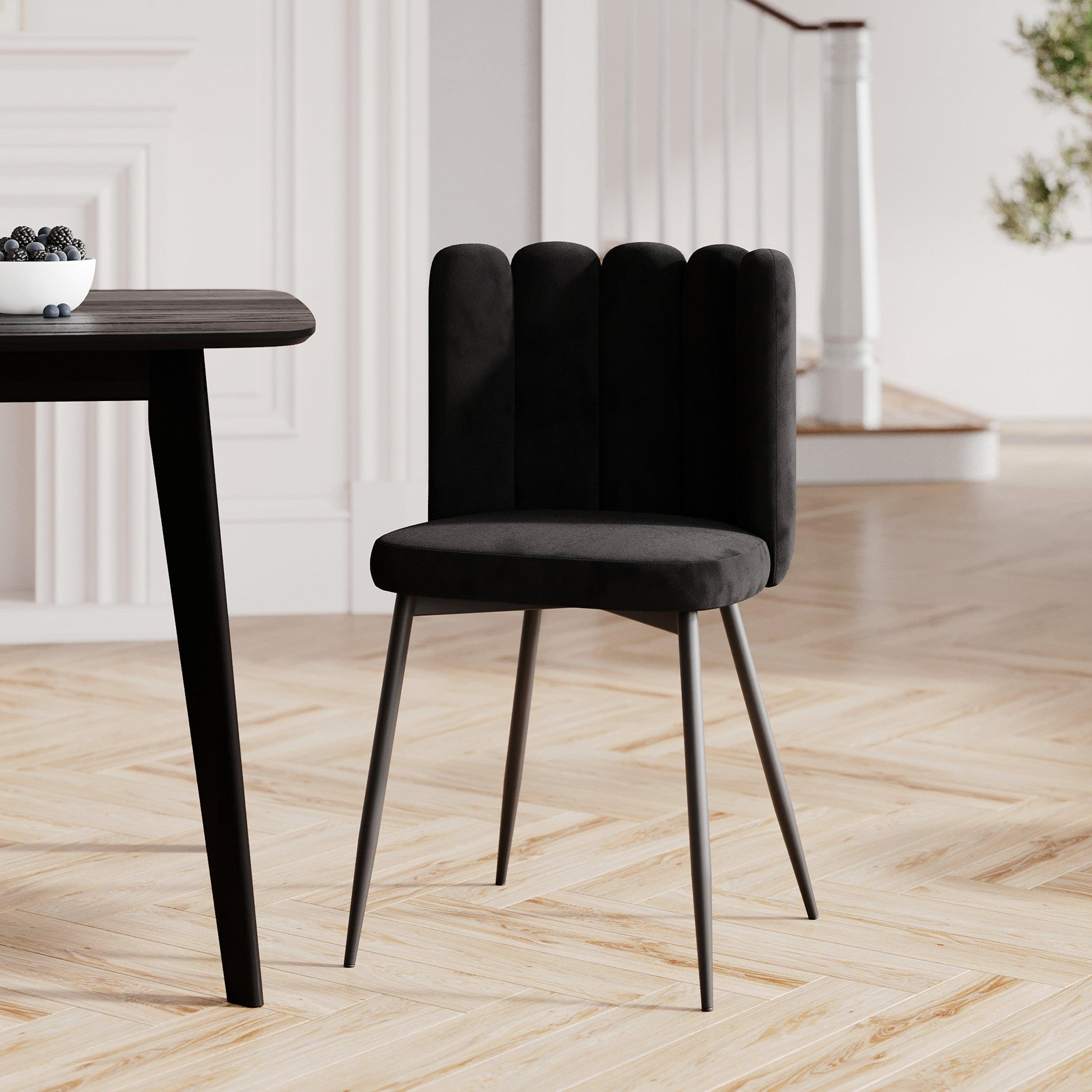 Voir la diapositive 2 : MAISON PAVANE Chaise en velours noir et pieds en métal noir-Rosy