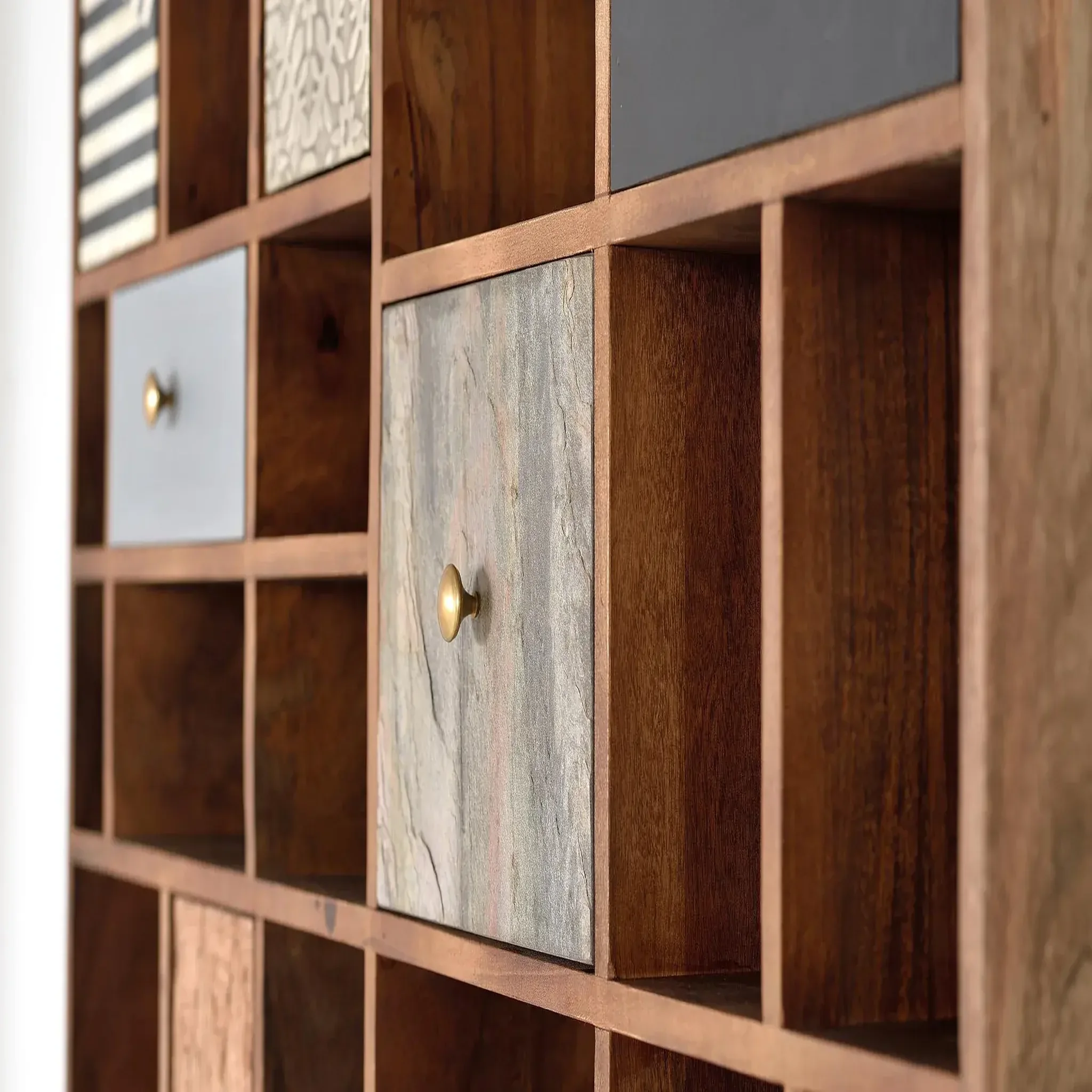 Voir la diapositive 2 : GINER Y COLOMER SL Bibliothèque en bois de manguier 115 cm style boho rétro