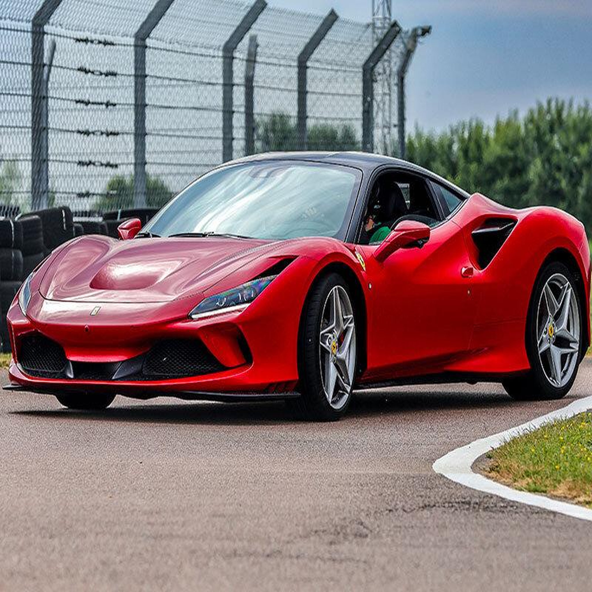 Voir la diapositive 2 : Smartbox Stage de pilotage : 2 tours sur le circuit de la ferté-gaucher en ferrari f8 tributo - coffret cadeau sport & aventure