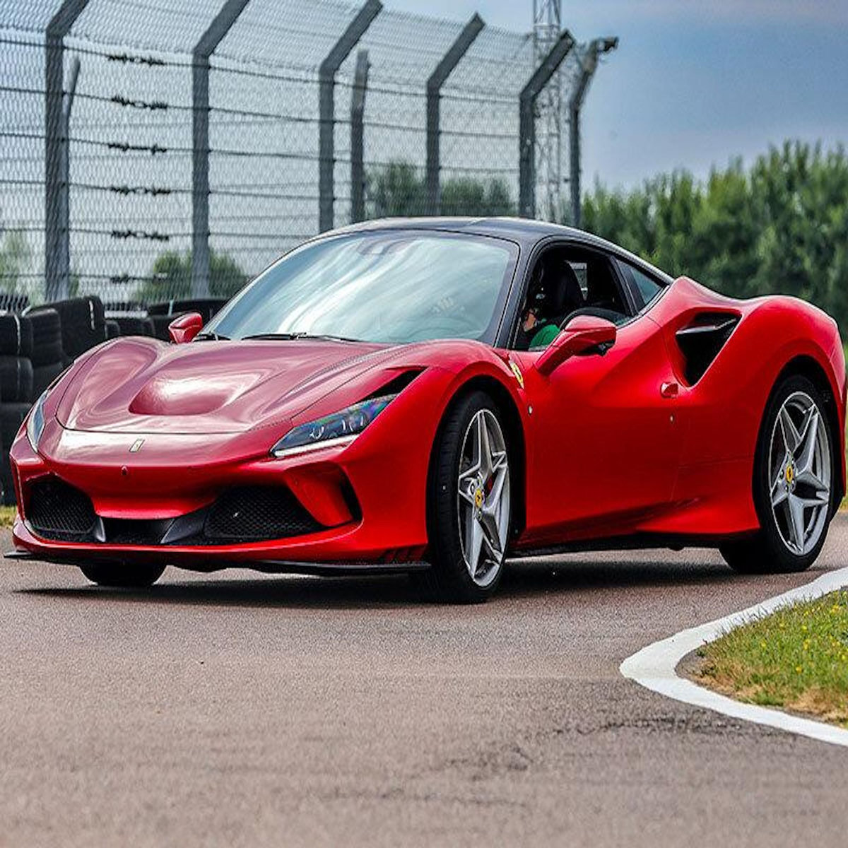 Smartbox Stage de pilotage : 2 tours sur le circuit de La Ferté-Gaucher en Ferrari F8 Tributo - Coffret Cadeau Sport & Aventure