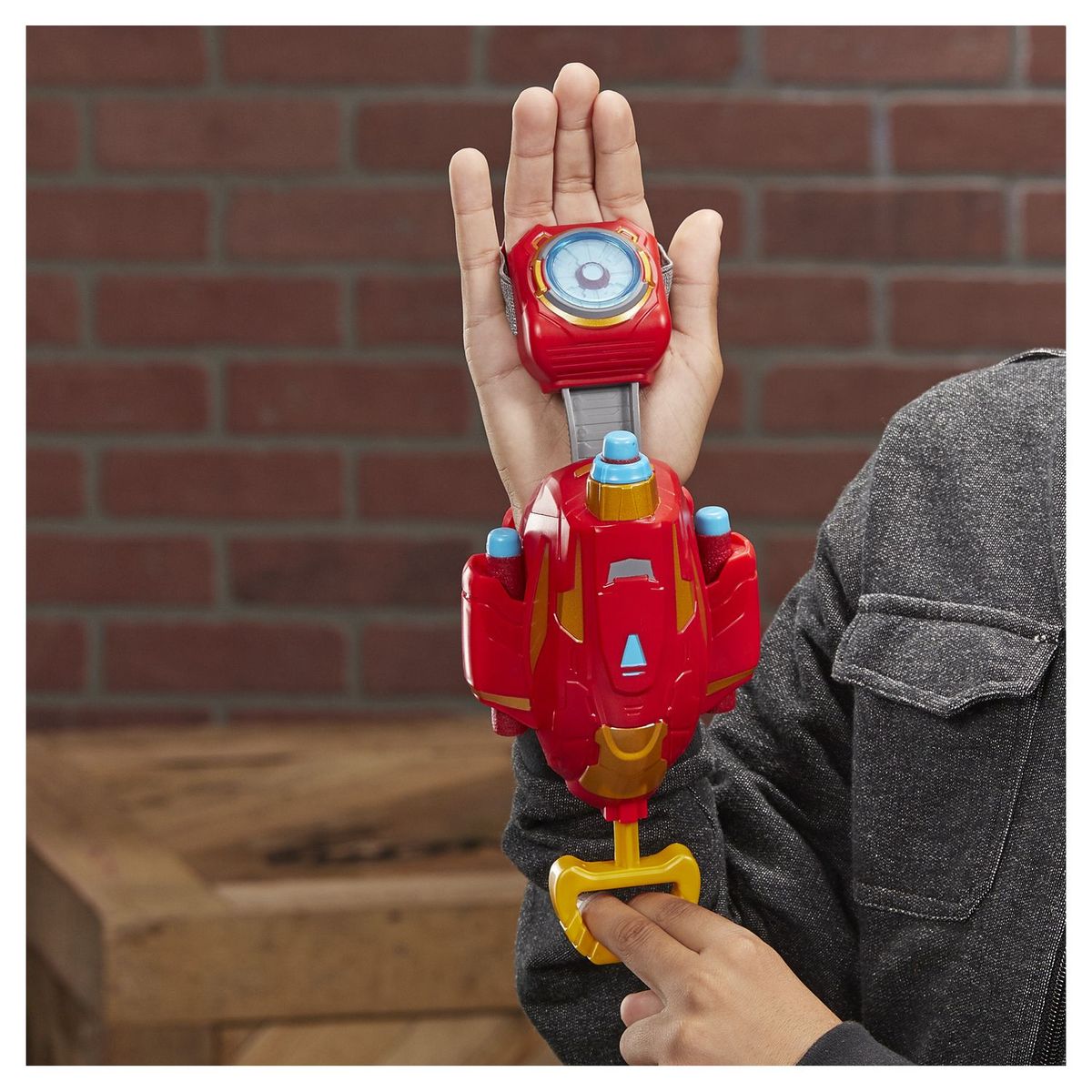 HASBRO Gant répulseur  lance-fléchettes Iron Man Nerf 
