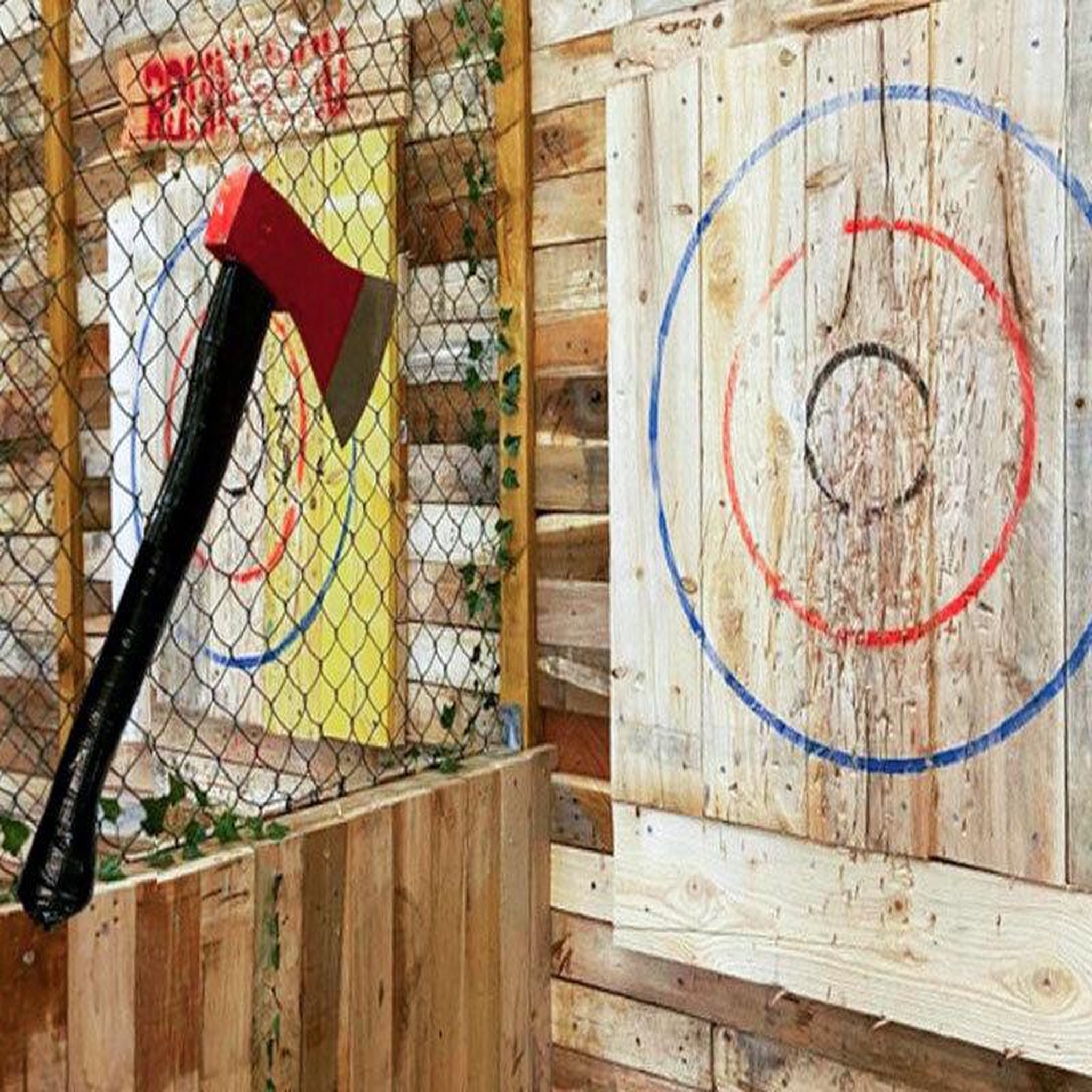 Voir la diapositive 4 : Smartbox Activité insolite entre amis : 1h de lancer de hache près de fontainebleau - coffret cadeau sport & aventure
