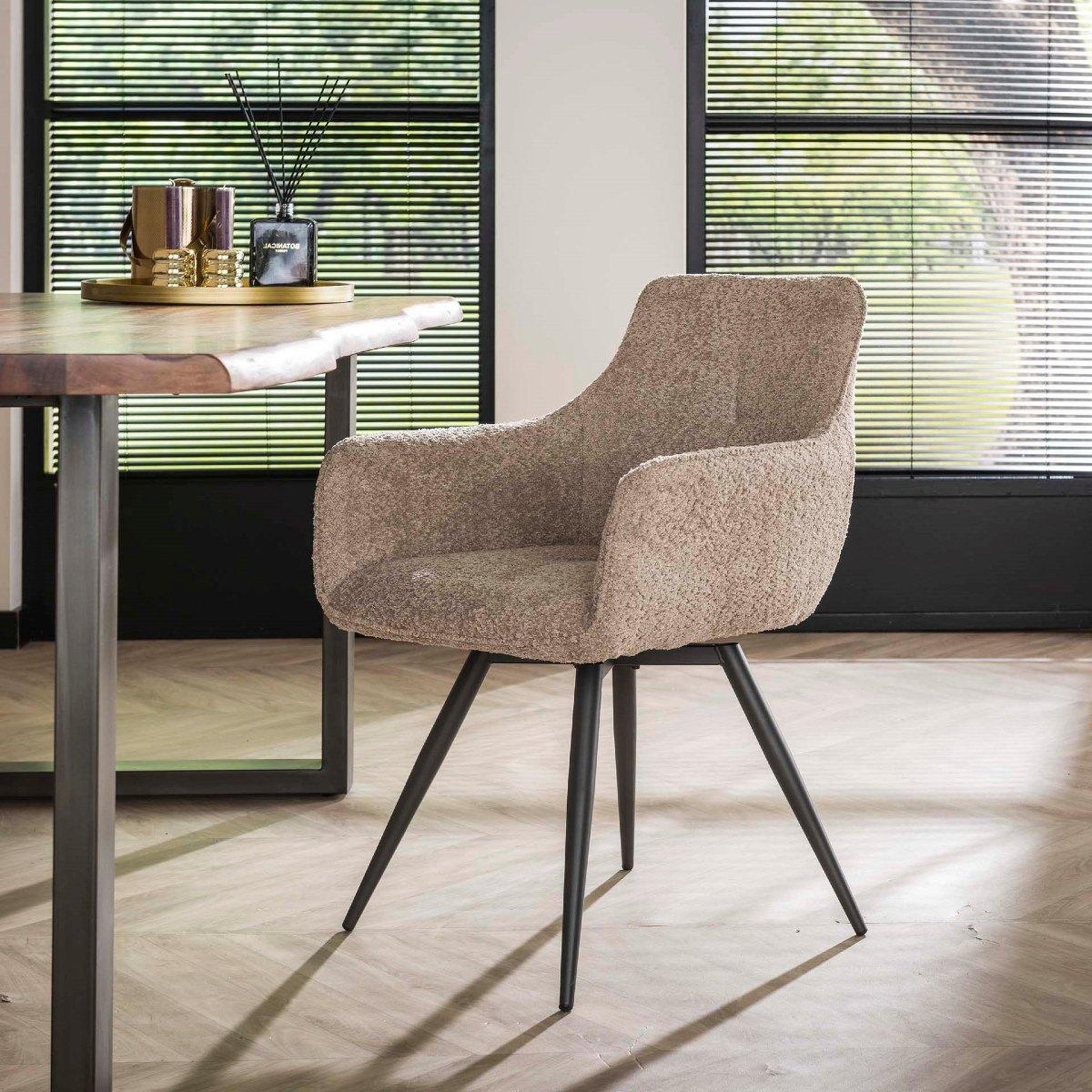 Voir la diapositive 2 : JLC KREATION Chaise pivotante avec accoudoir bouclé sable babcia (lot de 2)