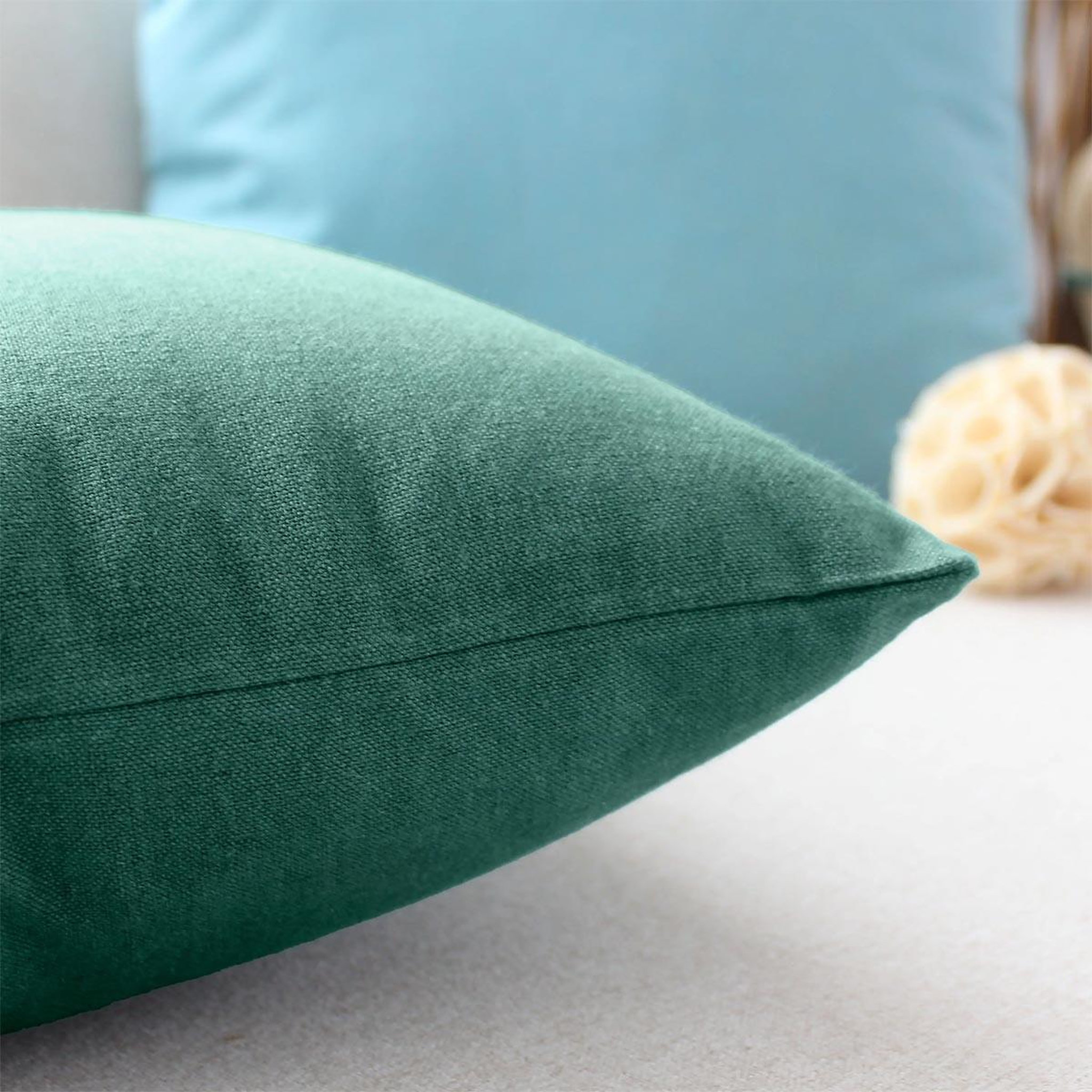 Voir la diapositive 2 : ENJOY HOME Coussin déco uni  cambria  40x40cm vert jade