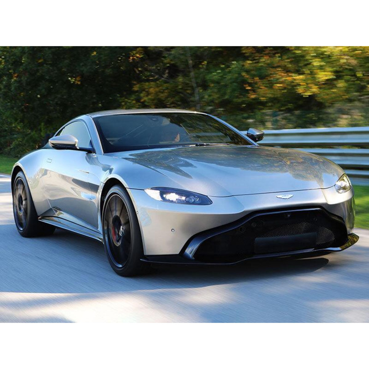 Smartbox Stage de pilotage : 5 tours sur le circuit de Mirecourt en Aston Martin V8 Vantage - Coffret Cadeau Sport & Aventure