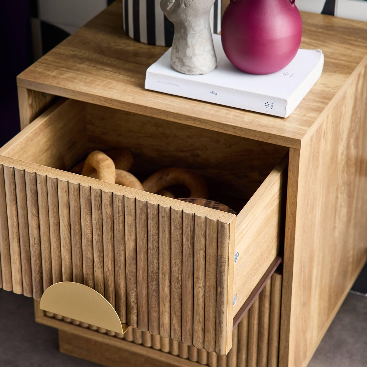 SWEEEK Table de chevet 2 tiroirs décor bois de manguier rainuré. poignées en métal doré. L42 x P38 x H50cm