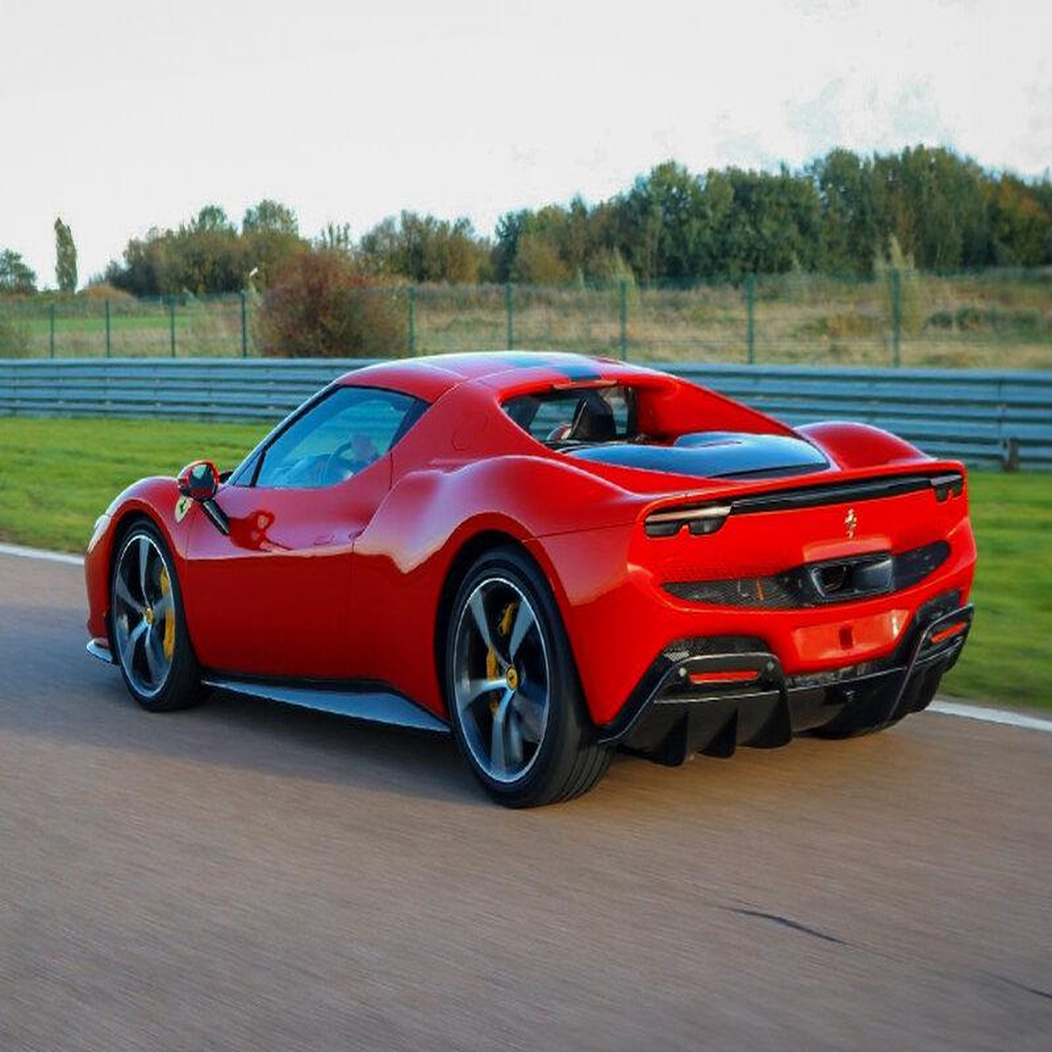 Voir la diapositive 3 : Smartbox Stage de pilotage : 3 tours sur le circuit de nogaro en ferrari 296 gtb - coffret cadeau sport & aventure