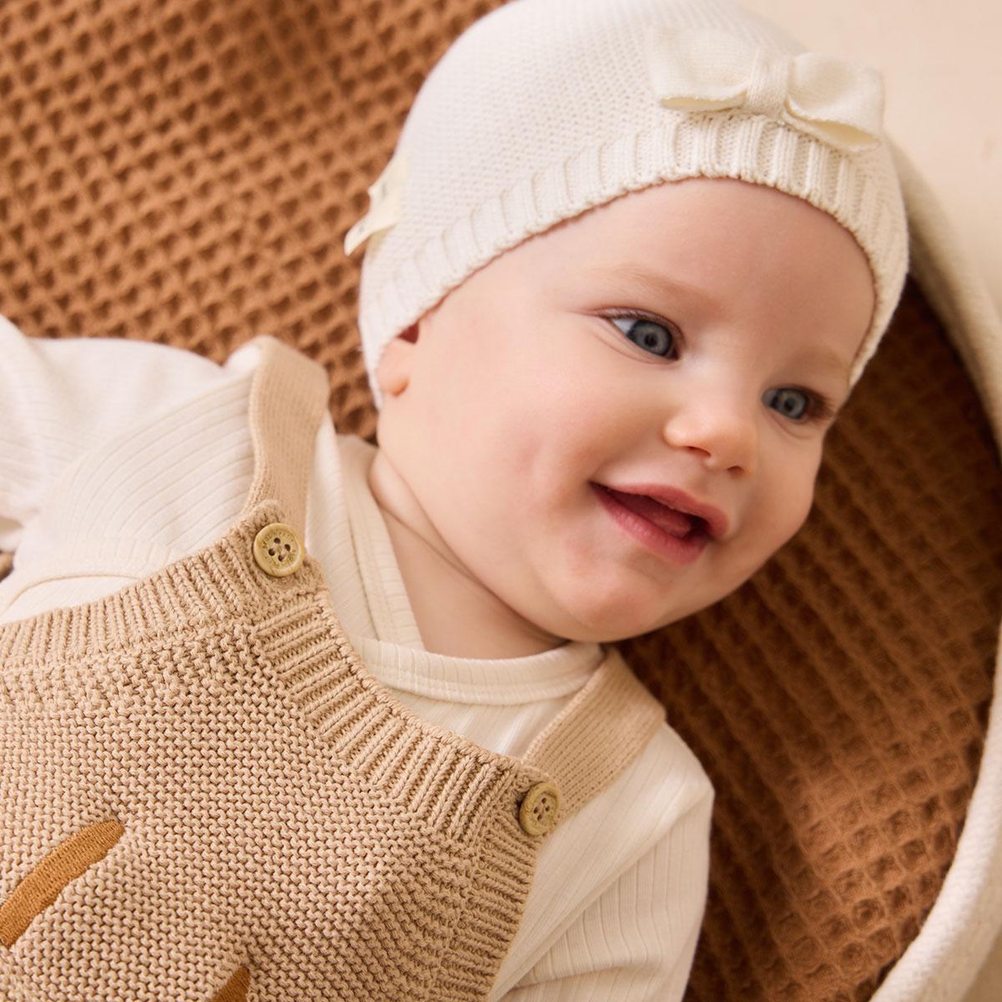Voir la diapositive 6 : Petit Béguin Turban bébé et chaussons en tricot hello baby