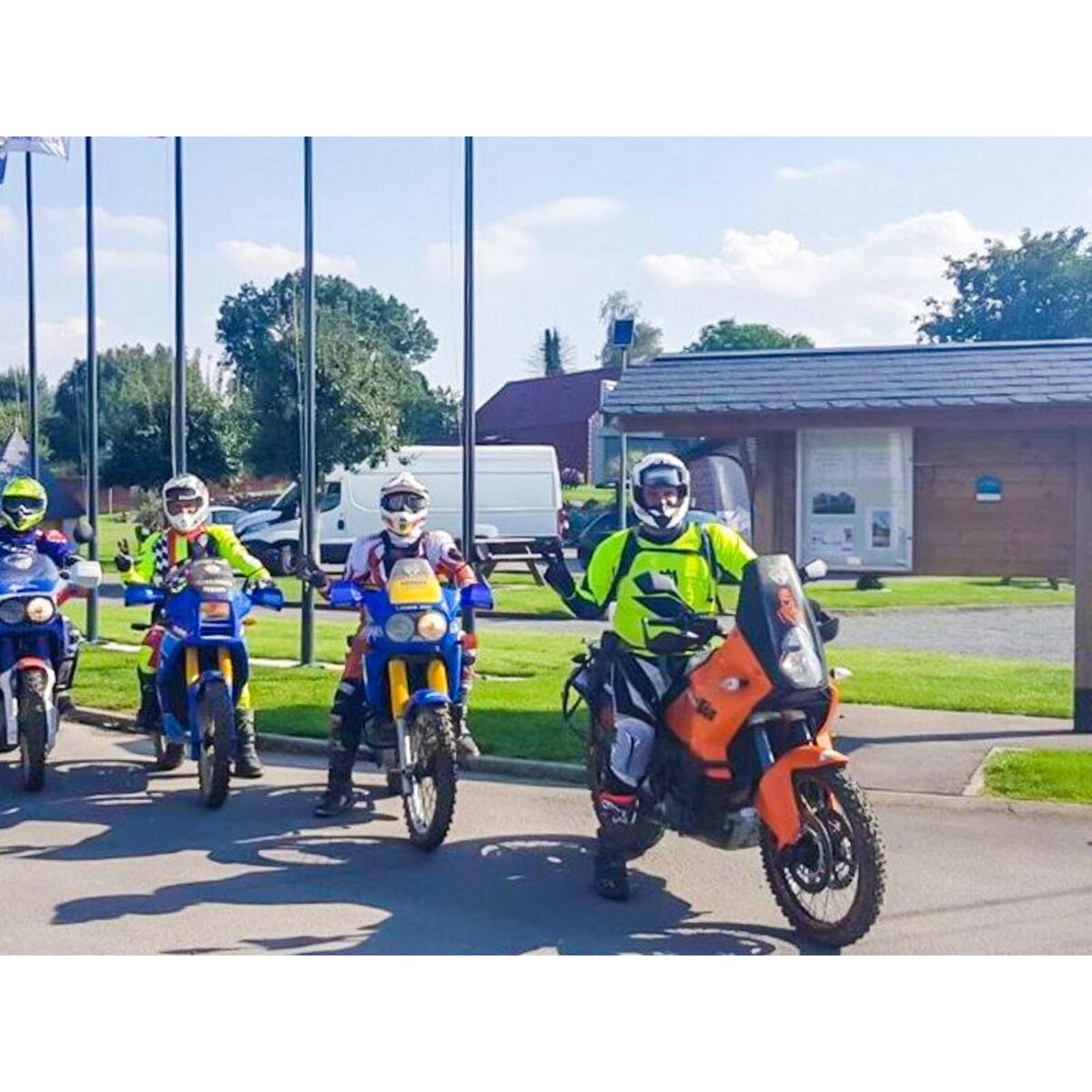 Smartbox Journée de randonnée en moto avec équipement de pilote intégral et collations - Coffret Cadeau Sport & Aventure