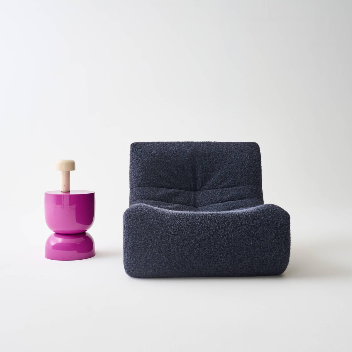 SWEEEK Table d'appoint. bout de canapé. table de chevet en métal effet glossy rose Madi Ø32 x H 42cm