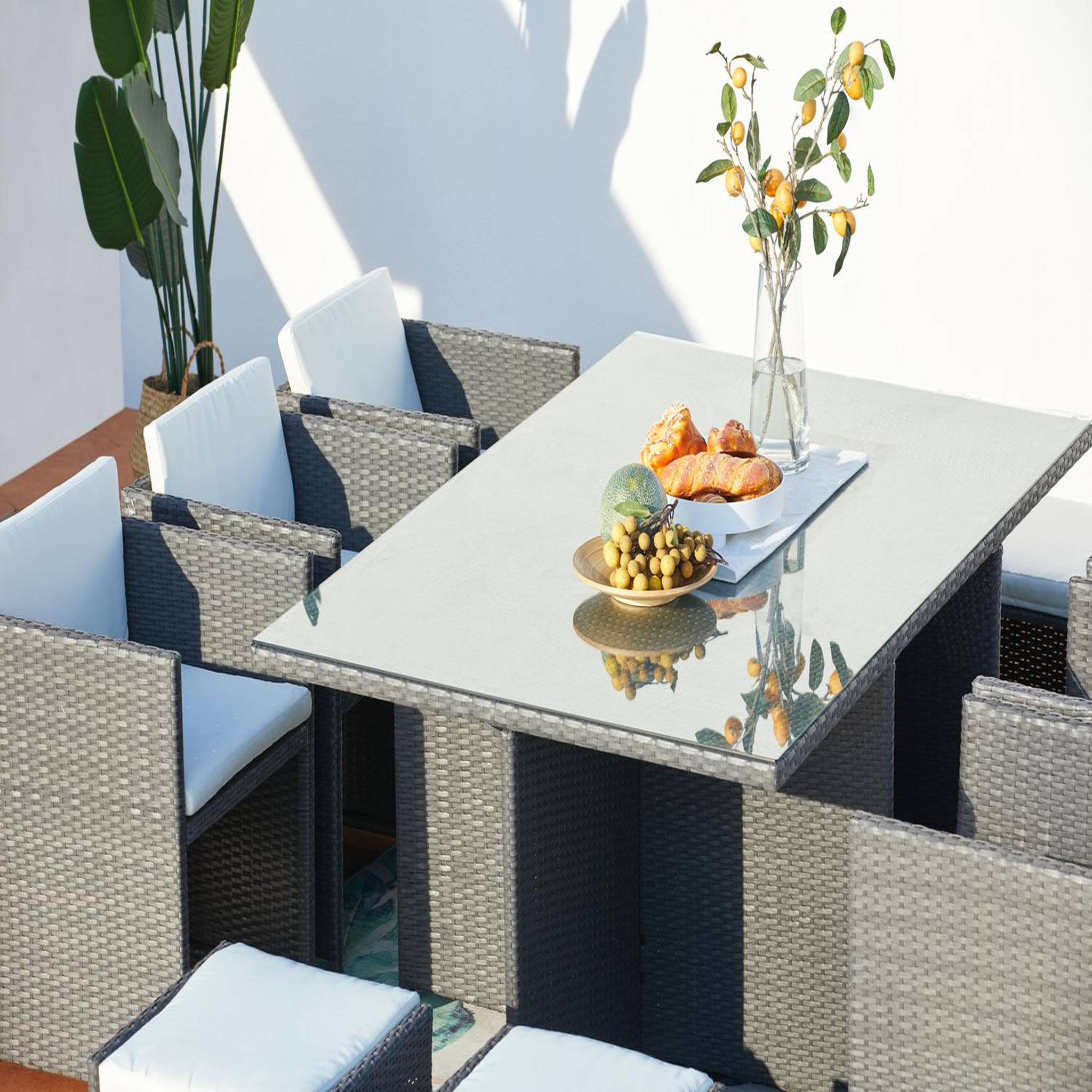 Voir la diapositive 5 : CONCEPT USINE Table et chaises 10 places encastrables résine gris-blanc MIAMI