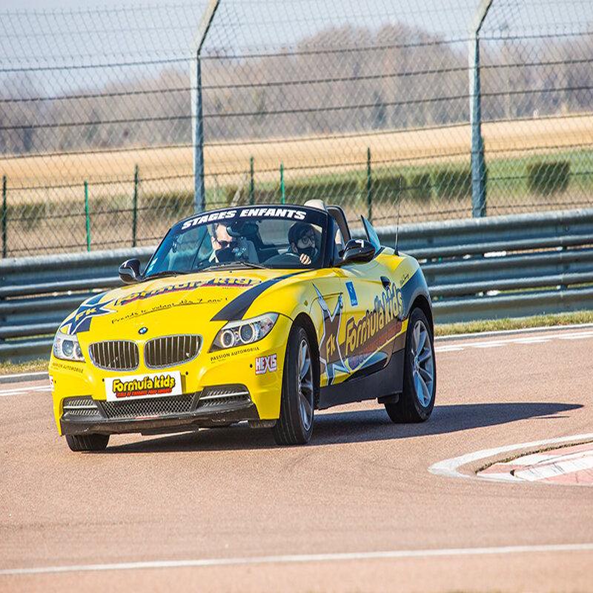 Voir la diapositive 4 : Smartbox Stage de pilotage enfant : 10 tours de circuit au volant d'une BMW Z4 Roadster - Coffret Cadeau Sport & Aventure