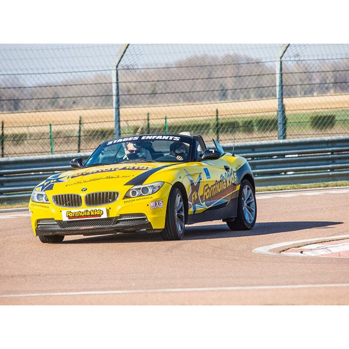 Smartbox Stage de pilotage enfant : 10 tours de circuit au volant d'une BMW Z4 Roadster - Coffret Cadeau Sport & Aventure
