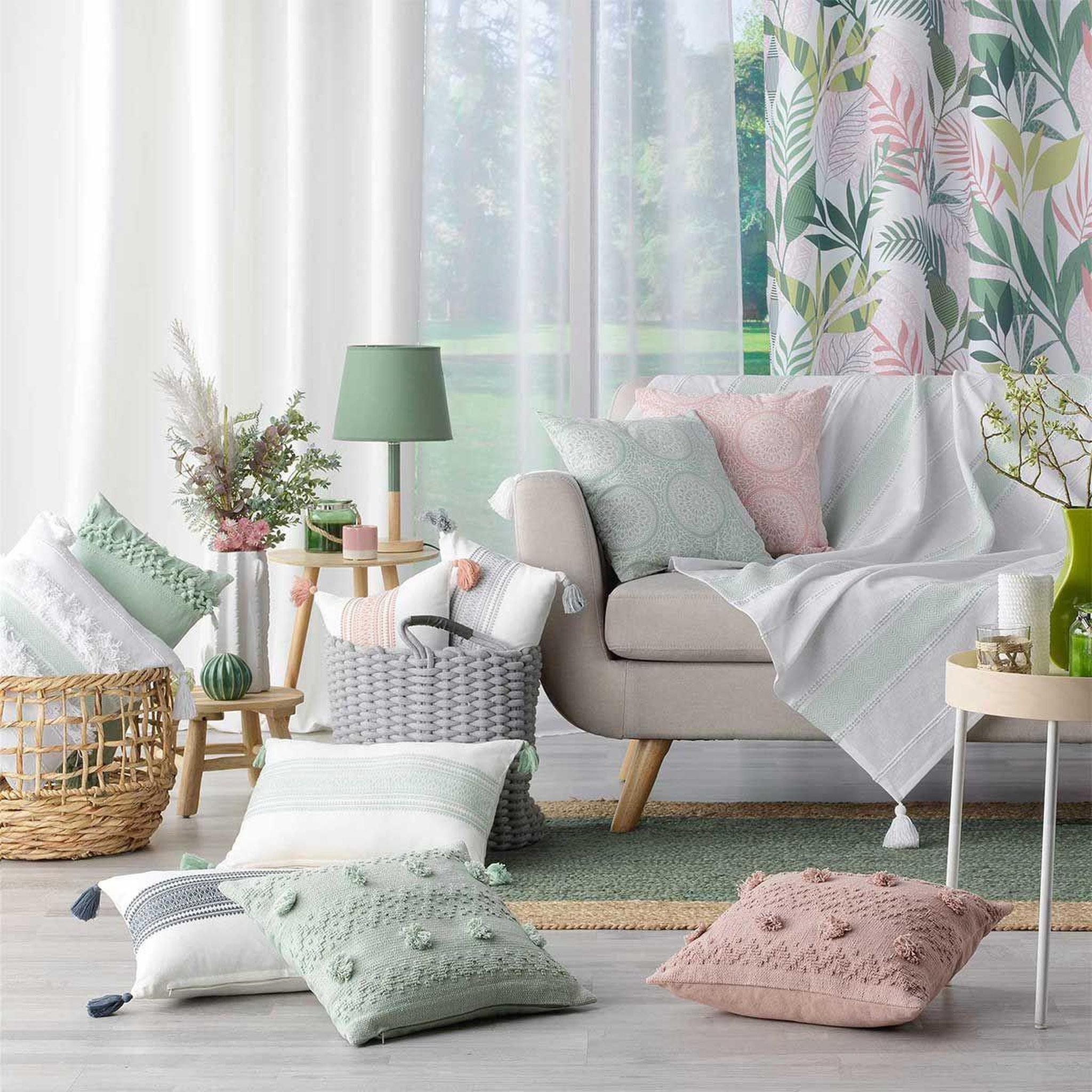 Voir la diapositive 3 : Douceur d'Intérieur Coussin déco à pompons  alenia  40x40cm menthe