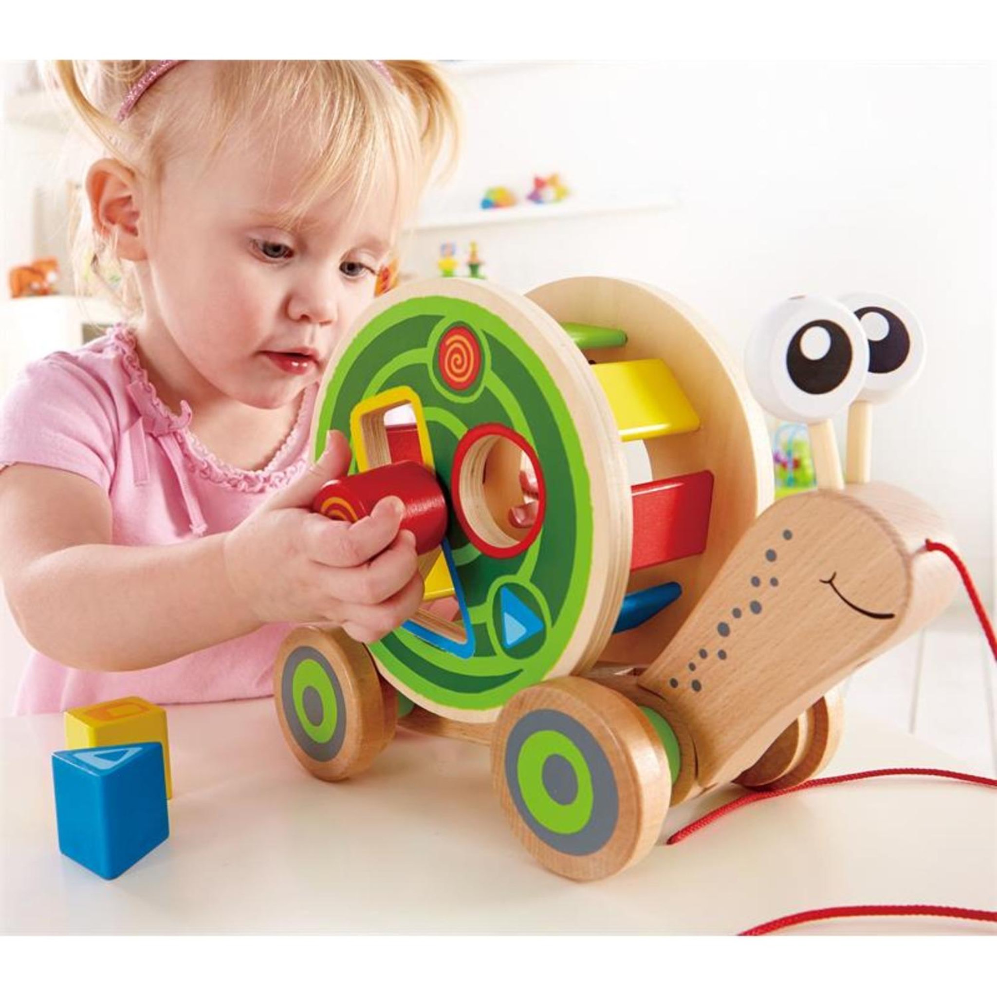 Voir la diapositive 2 : Hape Escargot roulant avec jeu de formes – hape
