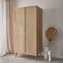 Voir la diapositive 5 : SWEEEK Armoire cannage et décor bois 2 portes avec étagère et tringle - Hauteur 179.5cm
