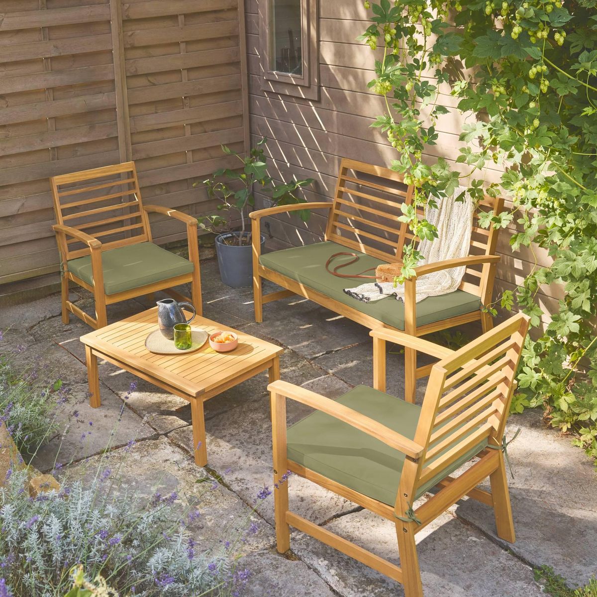 SWEEEK Salon de jardin CHLOE en bois d'acacia 4 places, avec coussins en polyester, un canapé, une table, deux fauteuils