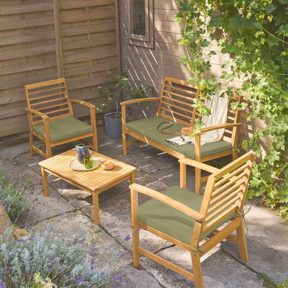 SWEEEK Salon de jardin CHLOE en bois d'acacia 4 places, avec coussins en polyester, un canapé, une table, deux fauteuils