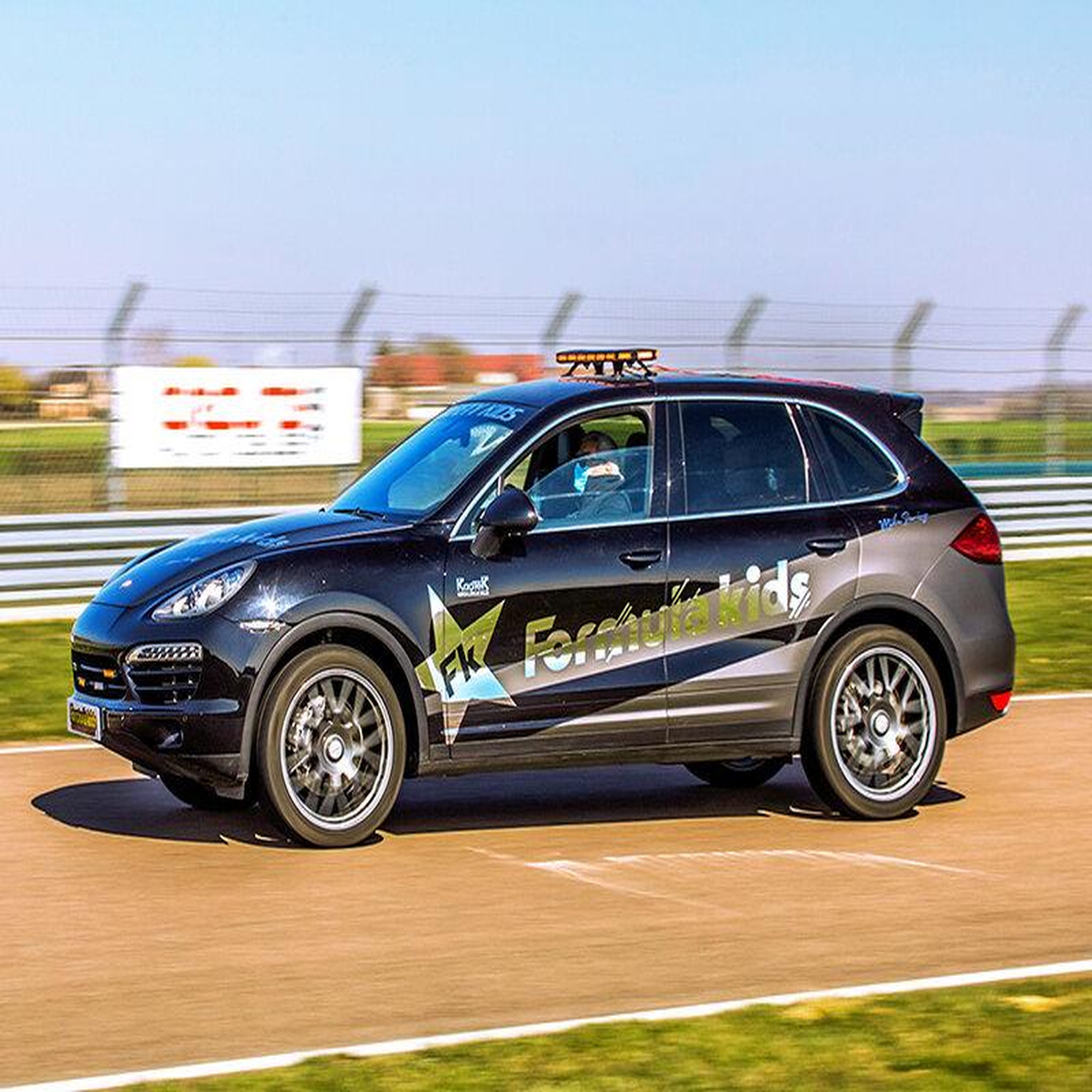 Voir la diapositive 4 : Smartbox Stage pilotage enfant : 3 tours de circuit au volant d'une Porsche Cayman - Coffret Cadeau Sport & Aventure