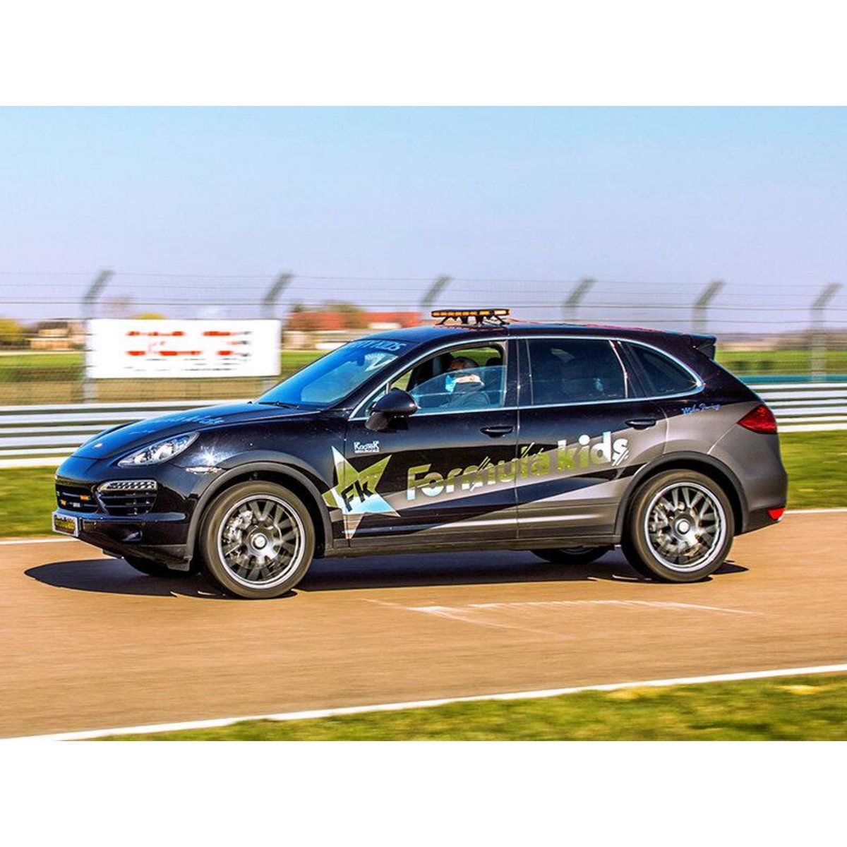 Smartbox Stage pilotage enfant : 3 tours de circuit au volant d'une Porsche Cayman - Coffret Cadeau Sport & Aventure