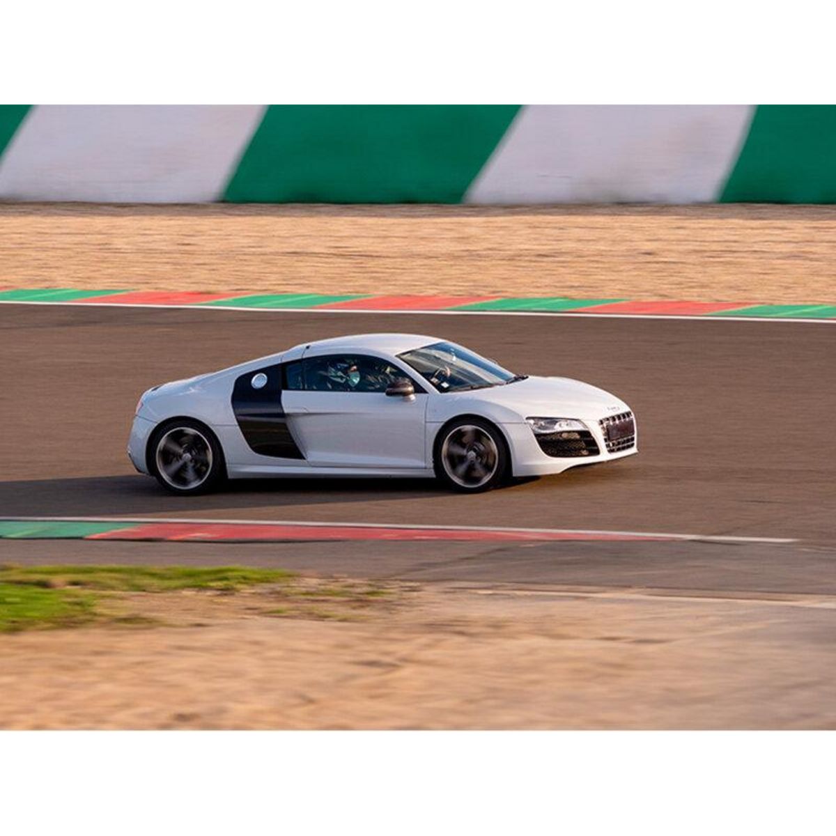 Smartbox Stage de pilotage multivolant : 2 tours en Aston-Martin et 2 tours en Audi sur le circuit de Nogaro - Coffret Cadeau Sport & Aventure