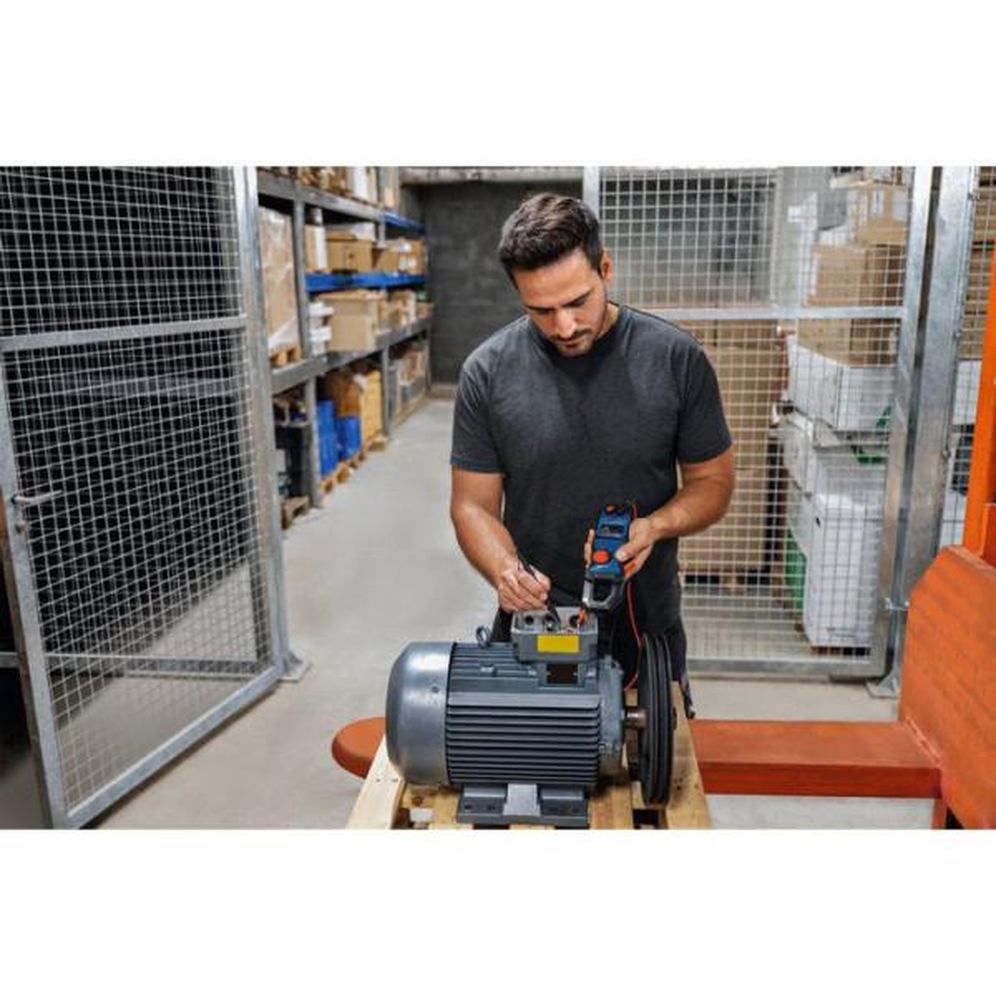 Voir la diapositive 5 : Bosch Professional Pince amperemétrique BOSCH PROFESSIONAL - GMC 600-15 - 2 piles + MS 90 Professional + poche