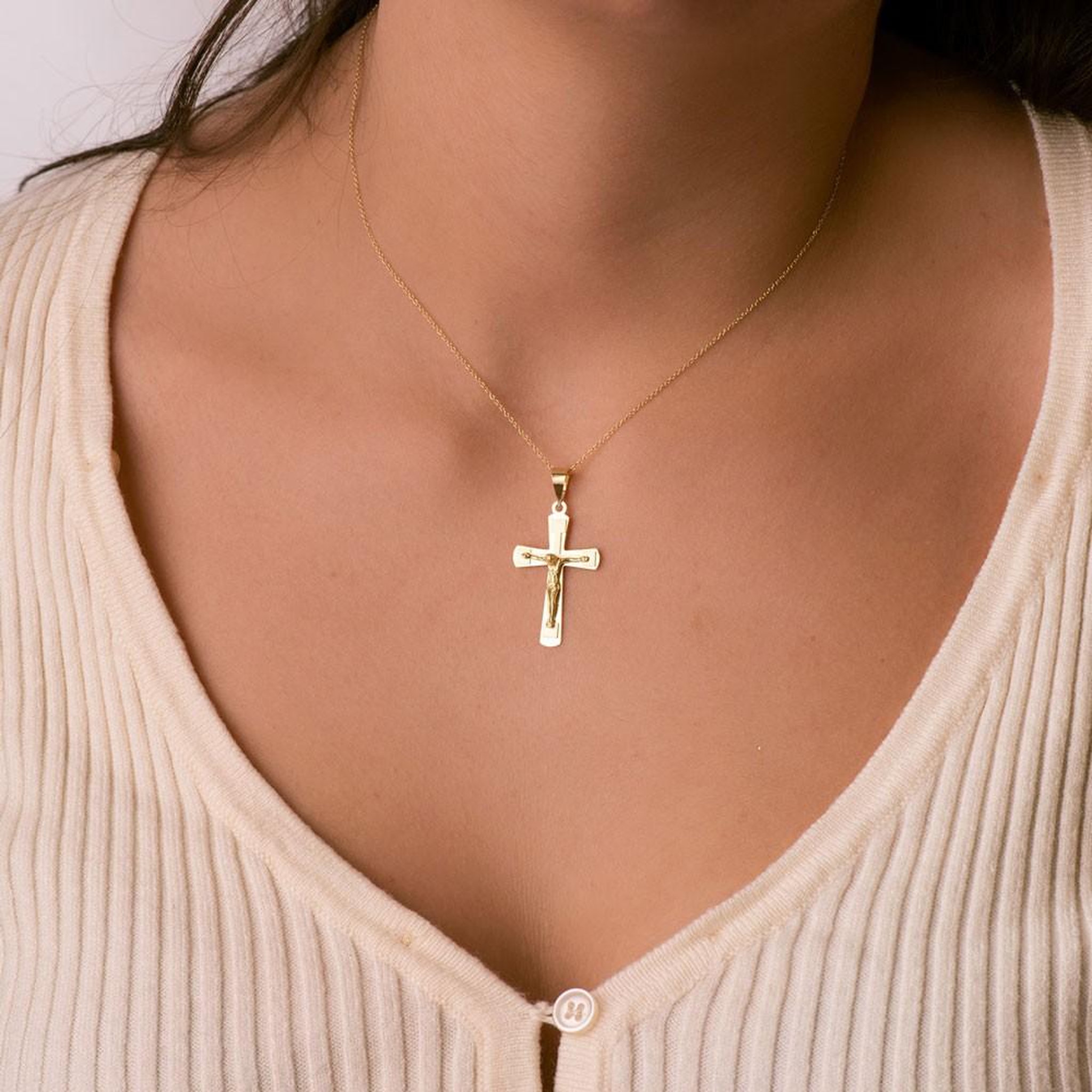 Voir la diapositive 3 : L'ATELIER D'AZUR Pendentif  - Médaille Christ sur la Croix Or 18 Carats 750 Jaune - Chaine Offerte