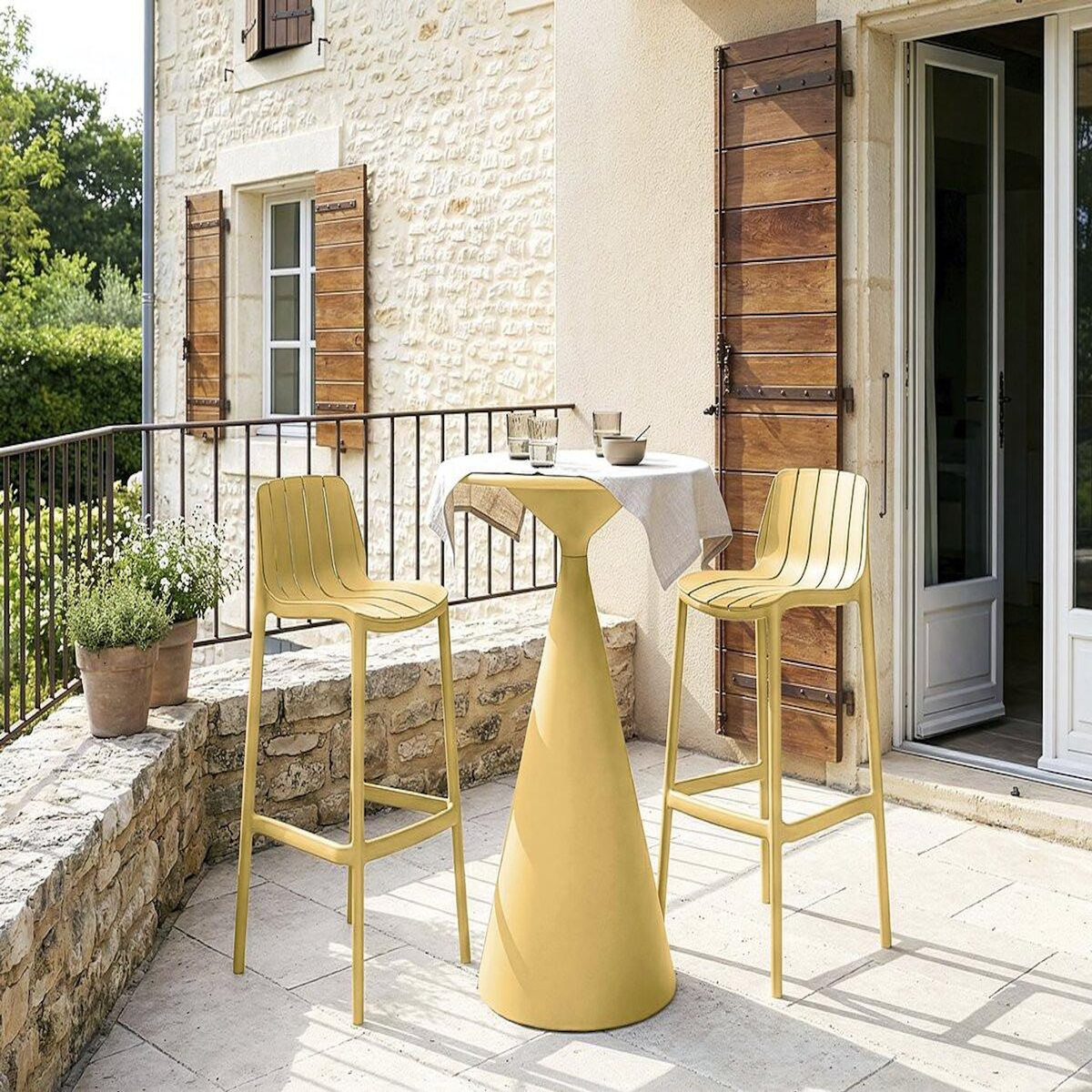 Habitat et Jardin Table et chaises hautes de bistrot empilables  Vaena  - 2 places - Jaune