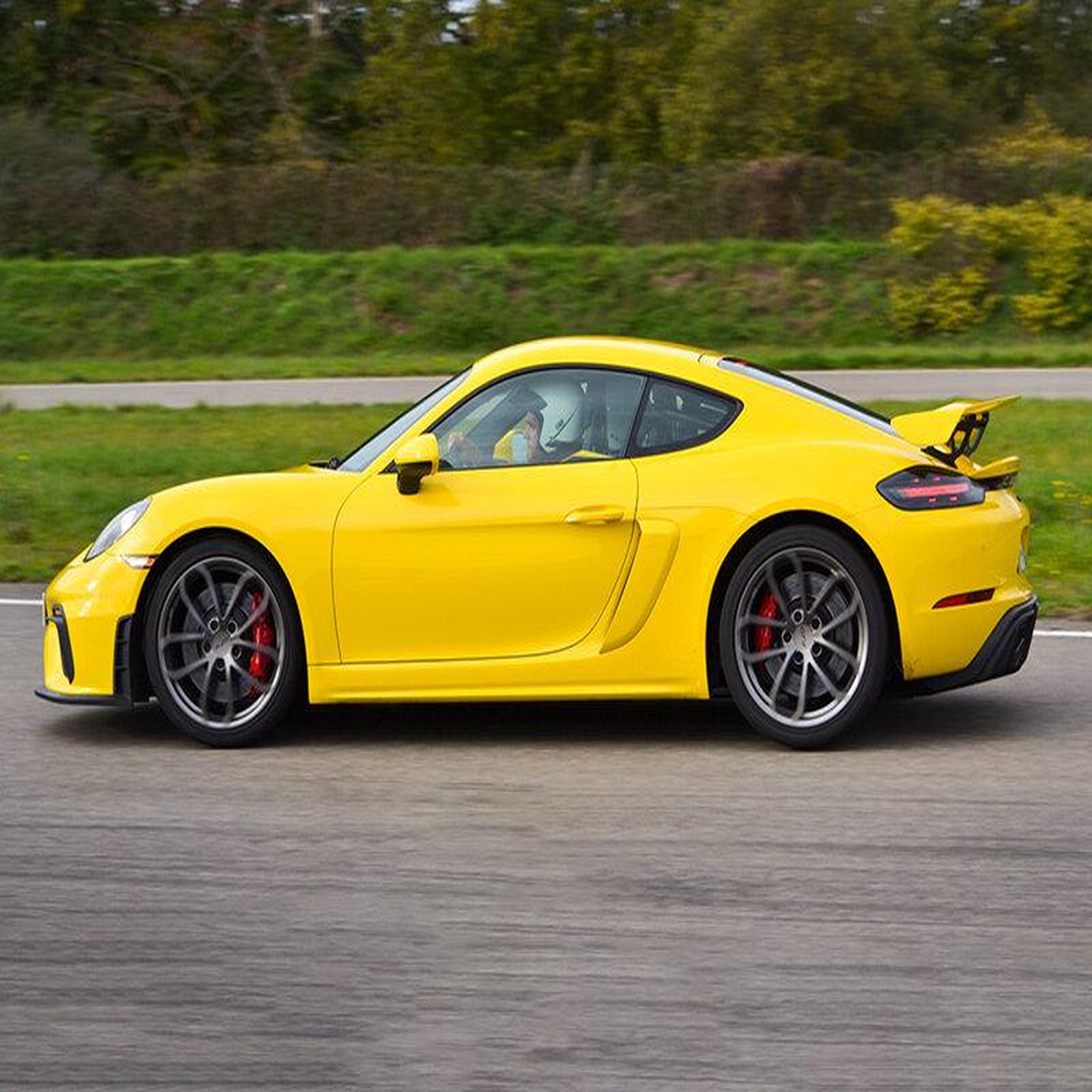 Voir la diapositive 4 : Smartbox Pilotage d'une Porsche GTA 4 Clubsport pendant 2 tours sur le circuit Vaison Piste - Coffret Cadeau Sport & Aventure