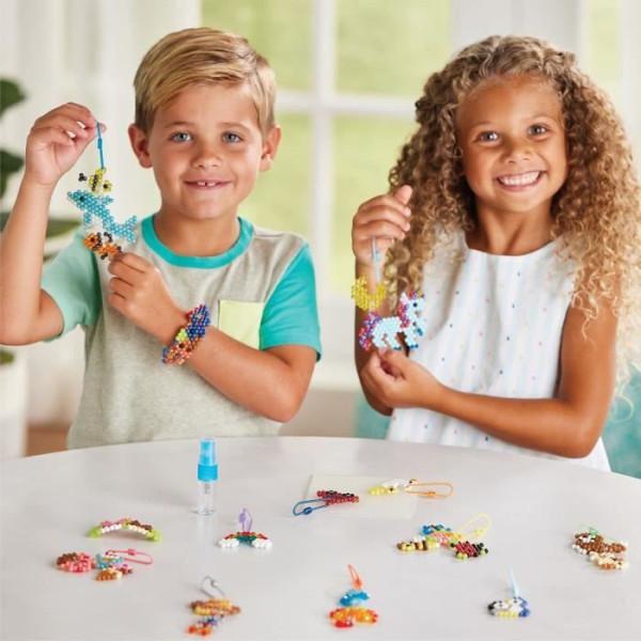 Voir la diapositive 5 : Aquabeads Coffret création - aquabeads 35025 - mes porte-clés et suspensions