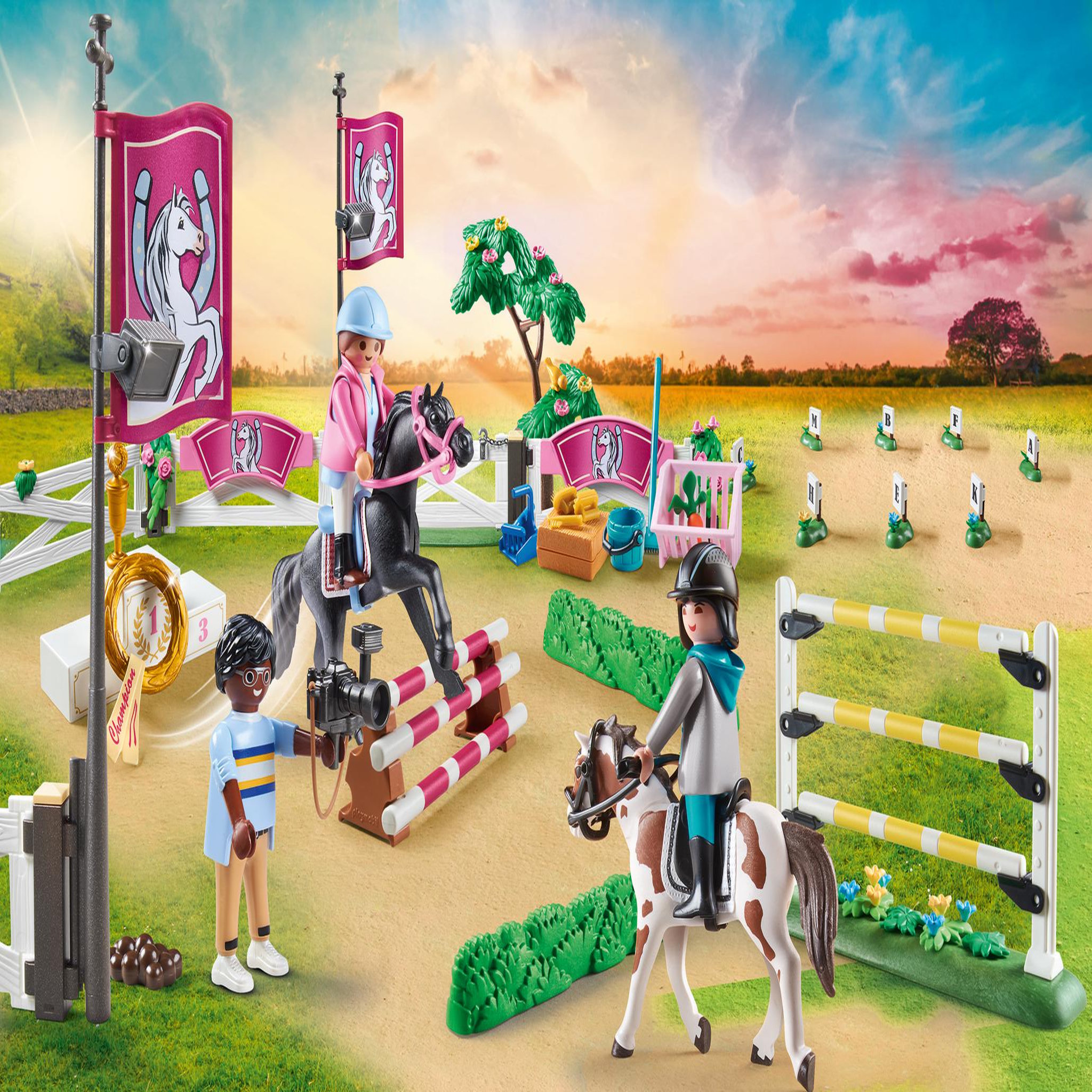 Voir la diapositive 2 : PLAYMOBIL 70996 - Parcours d'obstacles avec chevaux